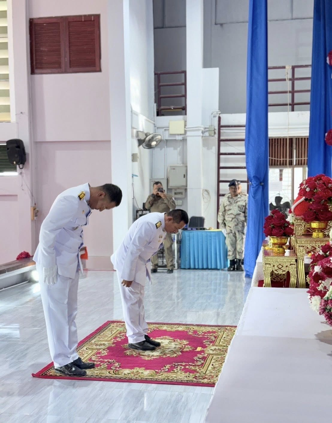 วันเสาร์ที่ 20 กันยายน 2568 เทศบาลตำบลไทรโยง-ไชยวาล นำโดยนายสุรัน จันทร์สง่า นายกเทศมนตรีตำบลไทรโยง-ไชยวาล พร้อมด้วยคณะผู้บริหาร สมาชิกสภาเทศบาล ปลัดเทศบาล ข้าราชการ และพนักงานเจ้าหน้าที่เทศบาลฯ ร่วมพิธีวางพานพุ่มดอกไม้ถวายราชสักการะ เพื่อเฉลิมพระเกียรติพระบาทสมเด็จพระปรเมนทรมหาอานันทมหิดล พระอัฐมรามาธิบดินทร เนื่องในโอกาสวันพระบรมราชสมภพครบ 100 ปี โดยมี￼นายพีรวัฒน์ ธีระวัฒนา นายอำเภอครบุรี เป็นประธานในพิธี ณ ศาลาประชาคมอำเภอครบุรี