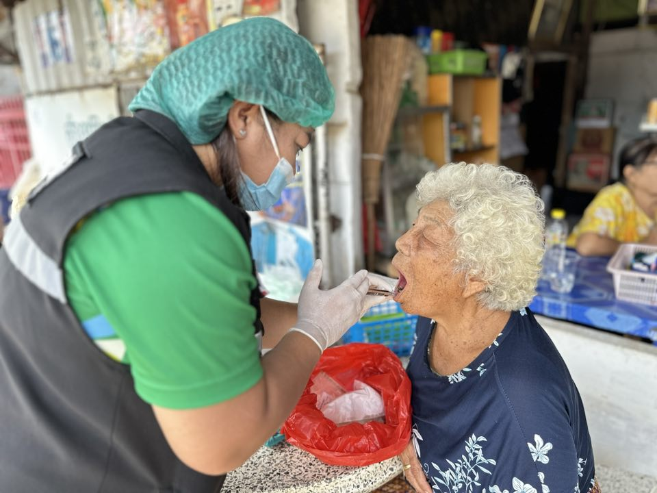 เทศบาลตำบลไทรโยง-ไชยวาล ร่วมกับกองทุนหลักประกันสุขภาพ ออกตรวจประเมินสุขภาพช่องปากกลุ่มผู้พิการ และผู้ที่มีภาวะพึ่งพิง ตามโครงการส่งเสริมทันตสุขภาพในกลุ่มผู้พิการและผู้ที่มีภาวะพึ่งพิง ประจำปีงบประมาณ 2568