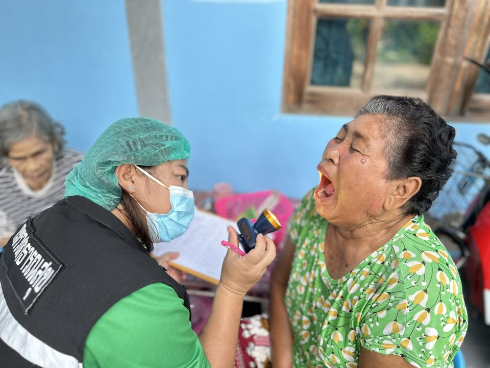 เทศบาลตำบลไทรโยง-ไชยวาล ร่วมกับกองทุนหลักประกันสุขภาพ ออกตรวจประเมินสุขภาพช่องปากกลุ่มผู้พิการ และผู้ที่มีภาวะพึ่งพิง ตามโครงการส่งเสริมทันตสุขภาพในกลุ่มผู้พิการและผู้ที่มีภาวะพึ่งพิง ประจำปีงบประมาณ 2568