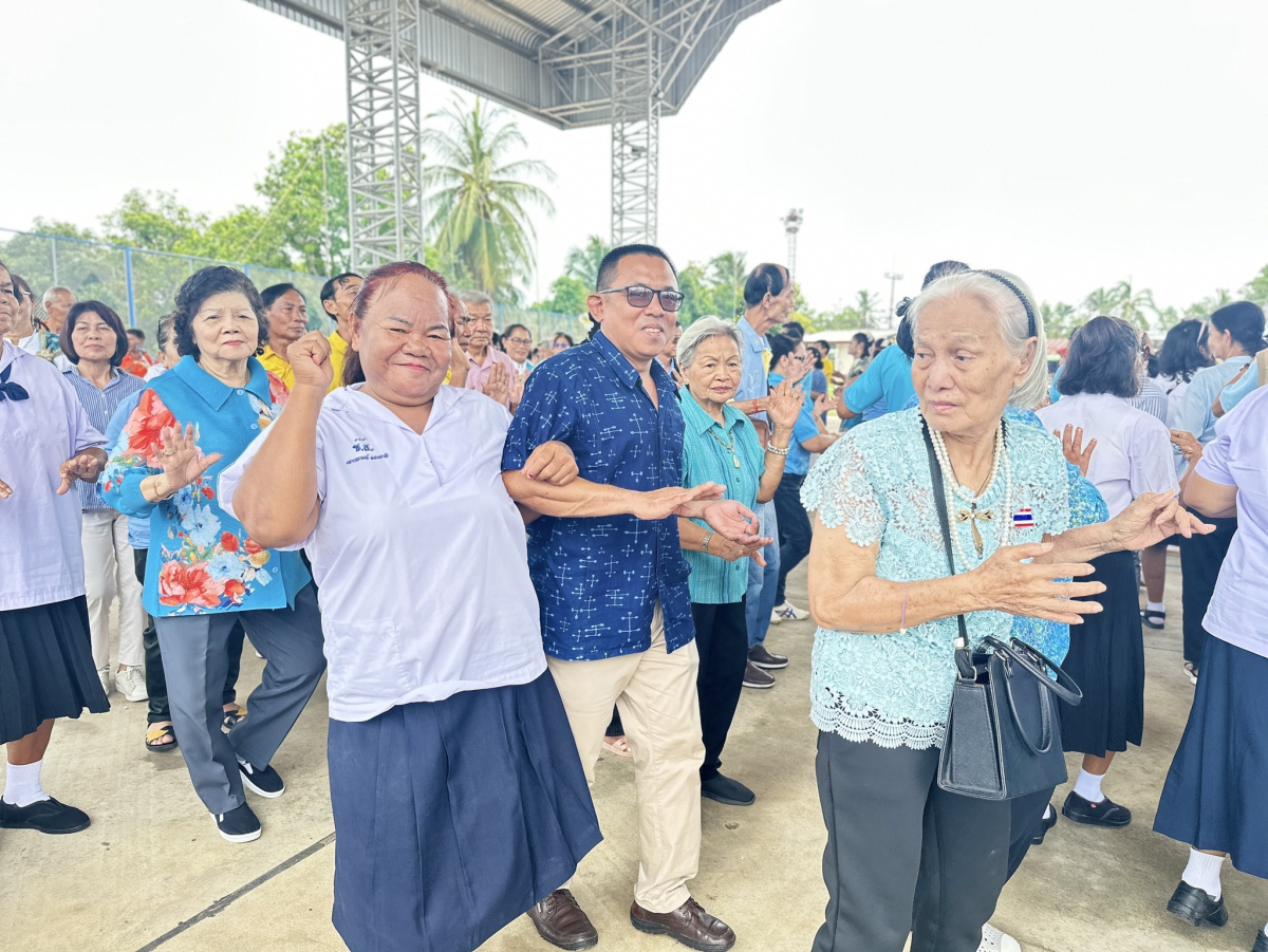 ทศบาลตำบลไทรโยง-ไชยวาล นำโดยนายสุรัน จันทร์สง่า นายกเทศมนตรี พร้อมด้วยคณะผู้บริหาร สมาชิกสภาเทศบาล ปลัดเทศบาล รองปลัดเทศบาล หัวหน้าสำนักปลัดเทศบาล ผู้อำนวยการกองคลัง ผู้อำนวยการกองสาธารณสุขฯ พนักงานเจ้าหน้าที่เทศบาลและนักเรียนผู้สูงอายุ ร่วมต้อนรับคณะเทศบาลตำบลหินกอง อำเภอหนองแค จังหวัดสระบุรี