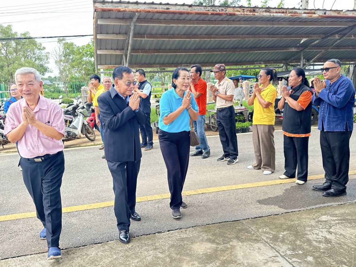 ทศบาลตำบลไทรโยง-ไชยวาล นำโดยนายสุรัน จันทร์สง่า นายกเทศมนตรี พร้อมด้วยคณะผู้บริหาร สมาชิกสภาเทศบาล ปลัดเทศบาล รองปลัดเทศบาล หัวหน้าสำนักปลัดเทศบาล ผู้อำนวยการกองคลัง ผู้อำนวยการกองสาธารณสุขฯ พนักงานเจ้าหน้าที่เทศบาลและนักเรียนผู้สูงอายุ ร่วมต้อนรับคณะเทศบาลตำบลหินกอง อำเภอหนองแค จังหวัดสระบุรี