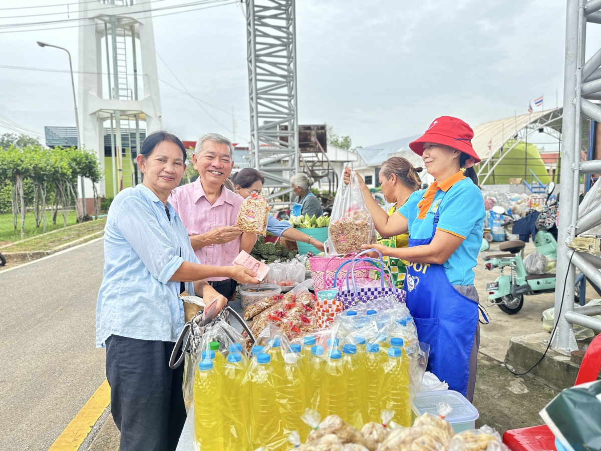 ทศบาลตำบลไทรโยง-ไชยวาล นำโดยนายสุรัน จันทร์สง่า นายกเทศมนตรี พร้อมด้วยคณะผู้บริหาร สมาชิกสภาเทศบาล ปลัดเทศบาล รองปลัดเทศบาล หัวหน้าสำนักปลัดเทศบาล ผู้อำนวยการกองคลัง ผู้อำนวยการกองสาธารณสุขฯ พนักงานเจ้าหน้าที่เทศบาลและนักเรียนผู้สูงอายุ ร่วมต้อนรับคณะเทศบาลตำบลหินกอง อำเภอหนองแค จังหวัดสระบุรี