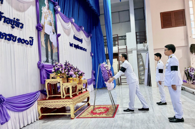 วันที่ 25 พฤศจิกายน 2568 เวลา 08.00 น. เทศบาลตำบลไทรโยง-ไชยวาล นำโดยนายไพฑูรย์ หัสครบุรี รองนายกเทศมนตรีตำบลไทรโยง-ไชยวาล พร้อมด้วยผู้บริหาร สมาชิกสภาเทศบาลฯ รองปลัดเทศบาลฯ และหัวหน้าส่วนราชการ เข้าร่วมกิจกรรมเฉลิมพระเกียรติพระบาทสมเด็จพระมงกุฎเกล้าเจ้าอยู่หัว เนื่องในโอกาสวันคล้ายวันสวรรคตครบ 100 ปี และกิจกรรมเฉลิมพระเกียรติสมเด็จพระเจ้าภคินีเธอ เจ้าฟ้าเพชรรัตนราชสุดา สิริโสภาพัณณวดี เนื่องในโอกาสวันคล้ายวันประสูติครบ 100 ปี