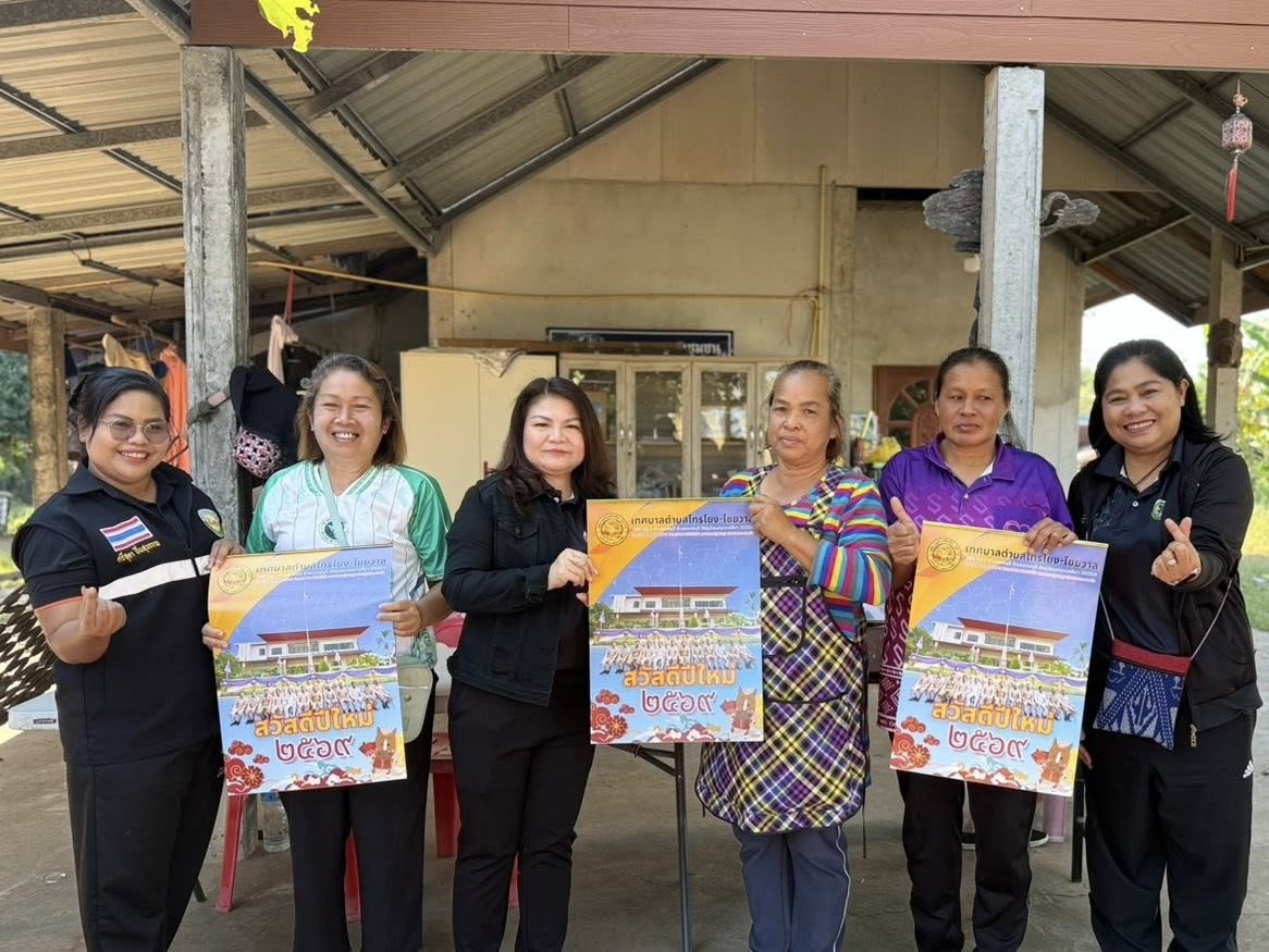 นายสุรัน จันทร์สง่า นายกเทศมนตรีตำบลไทรโยง-ไชยวาล พร้อมด้วยผู้บริหาร ปลัดเทศบาล หัวหน้าส่วนราชการ และพนักงานเจ้าหน้าที่เทศบาล ได้ลงพื้นที่ชุมชนในเขตเทศบาลตำบลไทรโยง-ไชยวาล เพื่อมอบปฏิทินสวัสดีปีใหม่ ประจำปี 2569