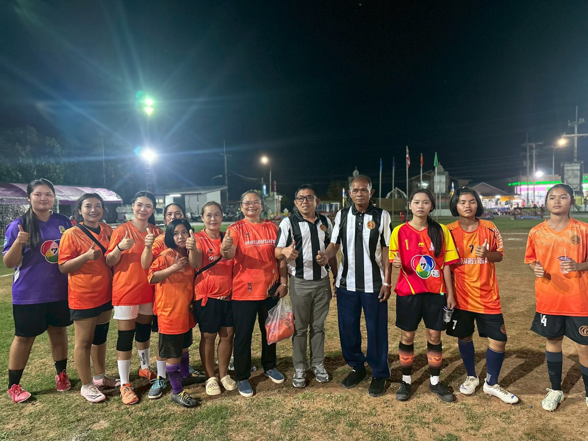 นายชัยวัฒน์ ชู้กระโทก รองนายกองค์การบริหารส่วนจังหวัดนครราชสีมา ให้เกียรติมาเป็นประธานในพิธีเปิดโครงการแข่งขันกีฬาชุมชนต้านยาเสพติด ประจำปี 2569