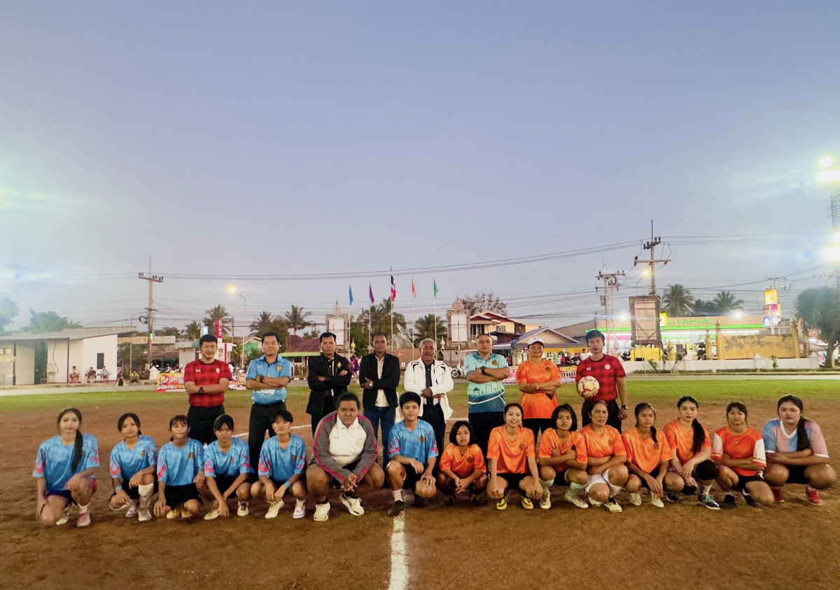 นายชัยวัฒน์ ชู้กระโทก รองนายกองค์การบริหารส่วนจังหวัดนครราชสีมา ให้เกียรติมาเป็นประธานในพิธีเปิดโครงการแข่งขันกีฬาชุมชนต้านยาเสพติด ประจำปี 2569