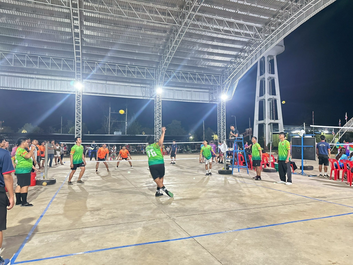 นายชัยวัฒน์ ชู้กระโทก รองนายกองค์การบริหารส่วนจังหวัดนครราชสีมา ให้เกียรติมาเป็นประธานในพิธีเปิดโครงการแข่งขันกีฬาชุมชนต้านยาเสพติด ประจำปี 2569