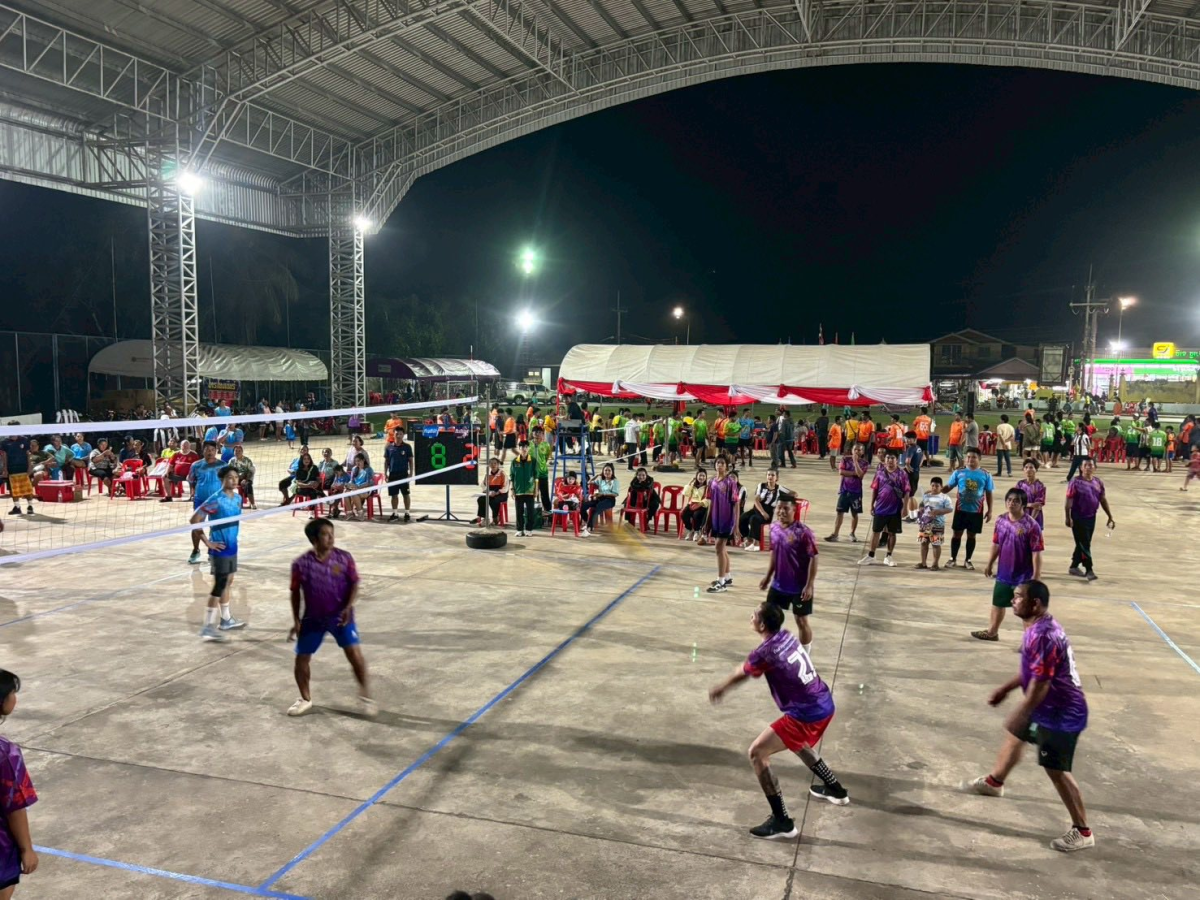 นายชัยวัฒน์ ชู้กระโทก รองนายกองค์การบริหารส่วนจังหวัดนครราชสีมา ให้เกียรติมาเป็นประธานในพิธีเปิดโครงการแข่งขันกีฬาชุมชนต้านยาเสพติด ประจำปี 2569