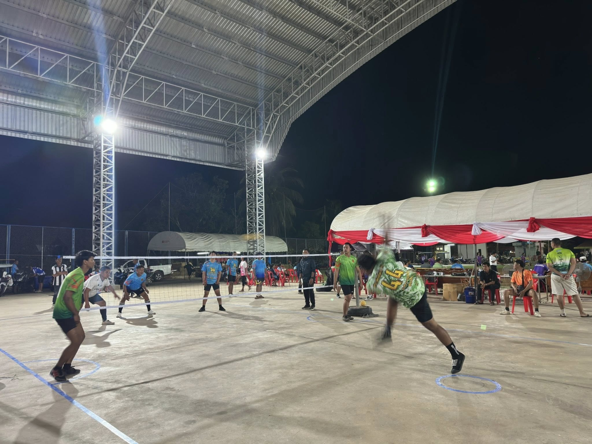 นายชัยวัฒน์ ชู้กระโทก รองนายกองค์การบริหารส่วนจังหวัดนครราชสีมา ให้เกียรติมาเป็นประธานในพิธีเปิดโครงการแข่งขันกีฬาชุมชนต้านยาเสพติด ประจำปี 2569