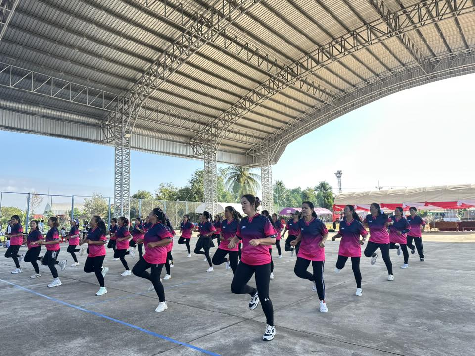 นายชัยวัฒน์ ชู้กระโทก รองนายกองค์การบริหารส่วนจังหวัดนครราชสีมา ให้เกียรติมาเป็นประธานในพิธีเปิดโครงการแข่งขันกีฬาชุมชนต้านยาเสพติด ประจำปี 2569