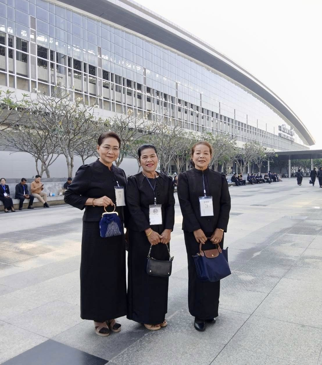 เทศบาลตำบลไทรโยง-ไชยวาล ภายใต้การนำของนายสุรัน จันทร์สง่า นายกเทศมนตรีฯ มอบหมายให้นายไพฑูรย์ หัสครบุรี รองนายกเทศมนตรี ฯ พร้อมด้วยผู้บริหาร สมาชิกสภาเทศบาล ปลัดเทศบาล และประชาชน เข้าร่วมในพิธีการเดินทางของประชาชนอำเภอครบุรี ในการเข้ากราบถวายบังคมพระบรมศพ สมเด็จพระนางเจ้าสิริกิติ์ พระบรมราชินีนาถ พระบรมราชชนนีพันปีหลวง ณ พระที่นั่งดุสิตมหาปราสาท พระบรมมหาราชวัง