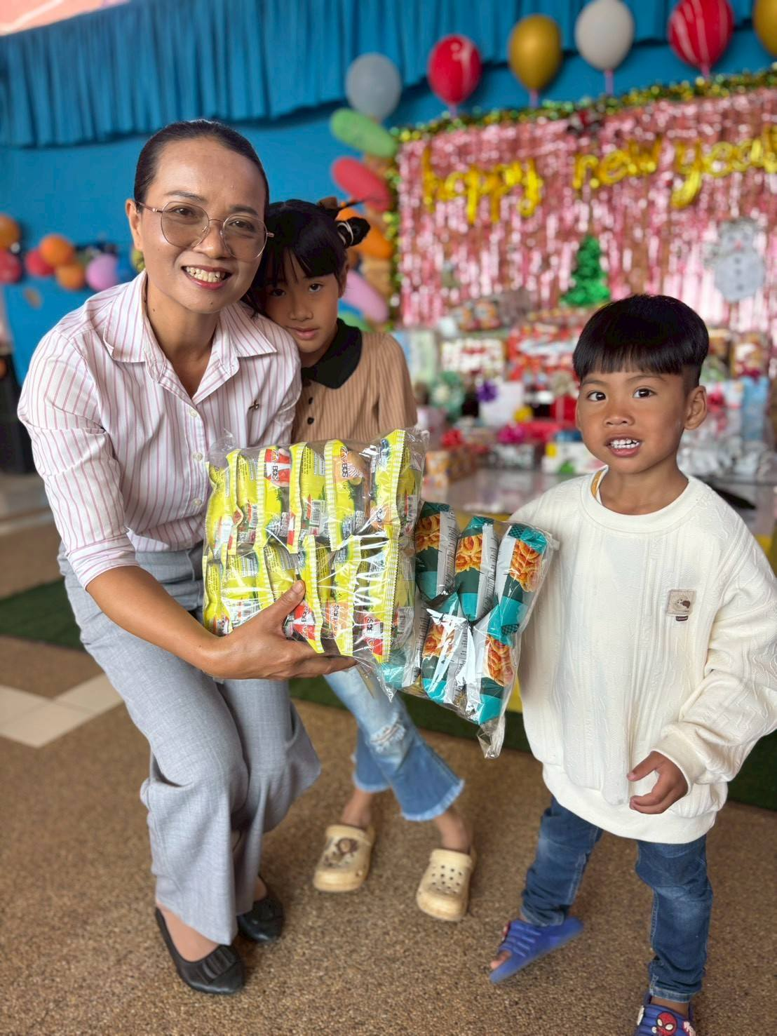 นายสุรัน จันทร์สง่า นายกเทศมนตรีตำบลไทรโยง-ไชยวาล เป็นประธานกล่าวต้อนรับและอวยพรผู้ปกครองและเด็กๆนักเรียนที่เข้าร่วมกิจกรรมส่งท้ายปีเก่าต้อนรับปีใหม่ 2569 ของศูนย์พัฒนาเด็กเล็กเทศบาลตำบลไทรโยง-ไชยวาล