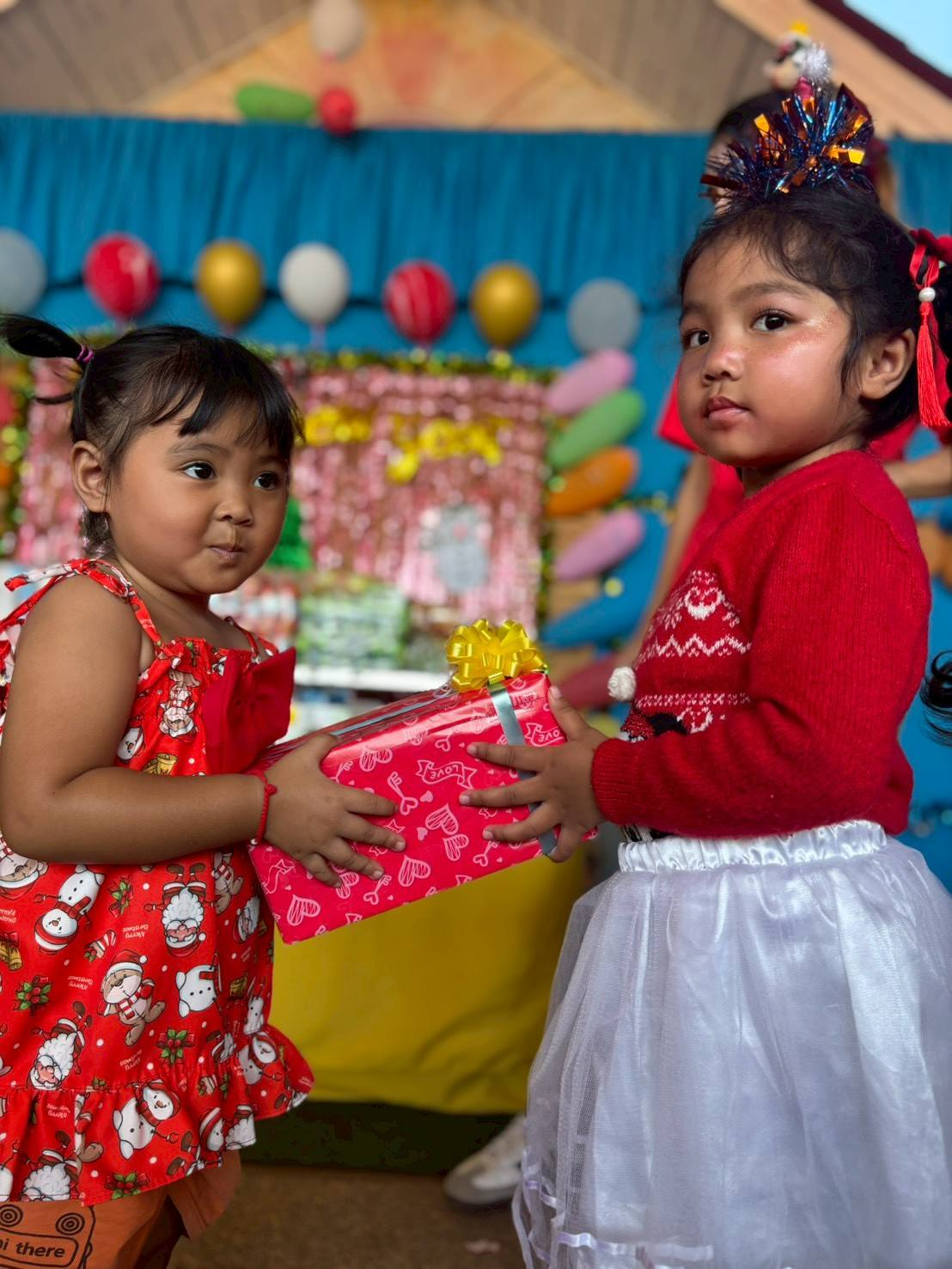 นายสุรัน จันทร์สง่า นายกเทศมนตรีตำบลไทรโยง-ไชยวาล เป็นประธานกล่าวต้อนรับและอวยพรผู้ปกครองและเด็กๆนักเรียนที่เข้าร่วมกิจกรรมส่งท้ายปีเก่าต้อนรับปีใหม่ 2569 ของศูนย์พัฒนาเด็กเล็กเทศบาลตำบลไทรโยง-ไชยวาล