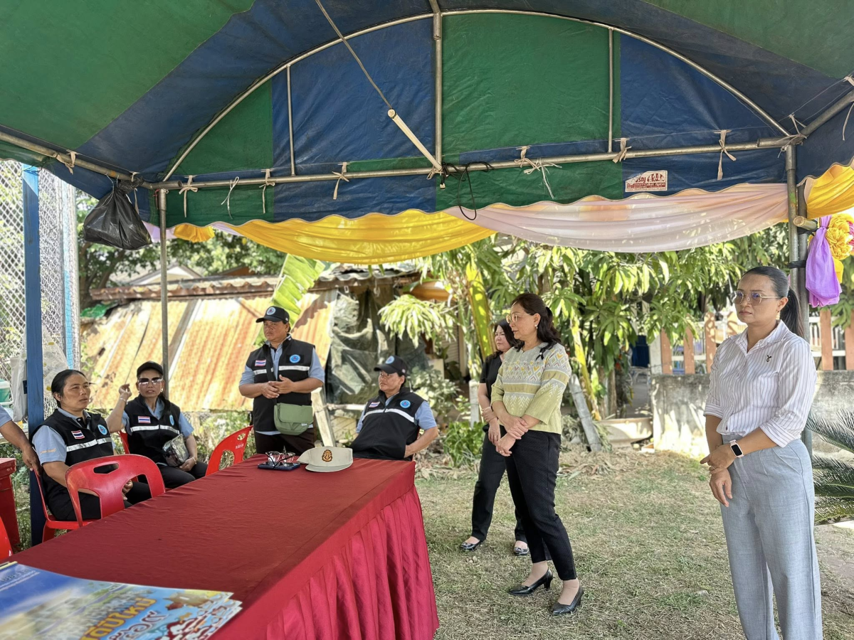 นายสุรัน จันทร์สง่า นายกเทศมนตรีตำบลไทรโยง-ไชยวาล พร้อมด้วยคณะผู้บริหาร สมาชิกสภาเทศบาล ปลัดเทศบาล หัวหน้าส่วนราชการ ออกตรวจเยี่ยมเจ้าหน้าที่ อปพร. อสม. และพนักงานเทศบาล ณ จุดบริการประชาชน ในการปฏิบัติหน้าที่ ในช่วงเทศกาลปีใหม่ 2569