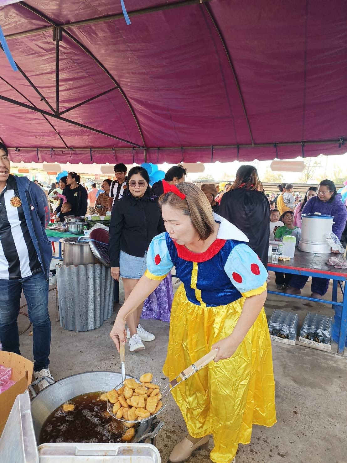 เทศบาลตำบลไทรโยง-ไชยวาล นำโดยนายสุรัน จันทร์สง่า นายกเทศมนตรีตำบลไทรโยง-ไชยวาล พร้อมด้วยคณะผู้บริหาร สมาชิกสภาเทศบาล ปลัดเทศบาล รองปลัดเทศบาล หัวหน้าส่วนราชการ พนักงานและเจ้าหน้าที่เทศบาล ได้จัดงานวันเด็กแห่งชาติ ประจำปี 2569