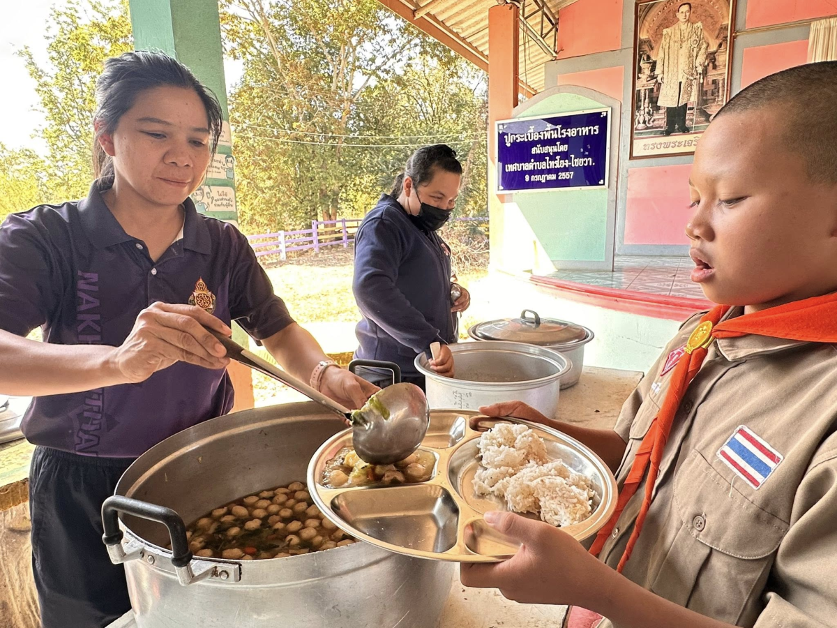 ทศบาลตำบลไทรโยง -ไชยวาล นำโดยนายสุรัน จันทร์สง่า นายกเทศมนตรีฯ พร้อมด้วยนางสาวสุดใจ ศรีระกิ่ง ปลัดเทศบาล จ่าเอกสมโภชน์ อินทรงรัมย์ รองปลัดเทศบาล นางเรณู นาคหนองหาญ หัวหน้าสำนักปลัดเทศบาล และคณะกรรมการติดตามและประเมินผลการดำเนินงานโครงการอาหารกลางวัน ของสถานศึกษาในสังกัดและในพื้นที่เทศบาลตำบลไทรโยง-ไชยวาล