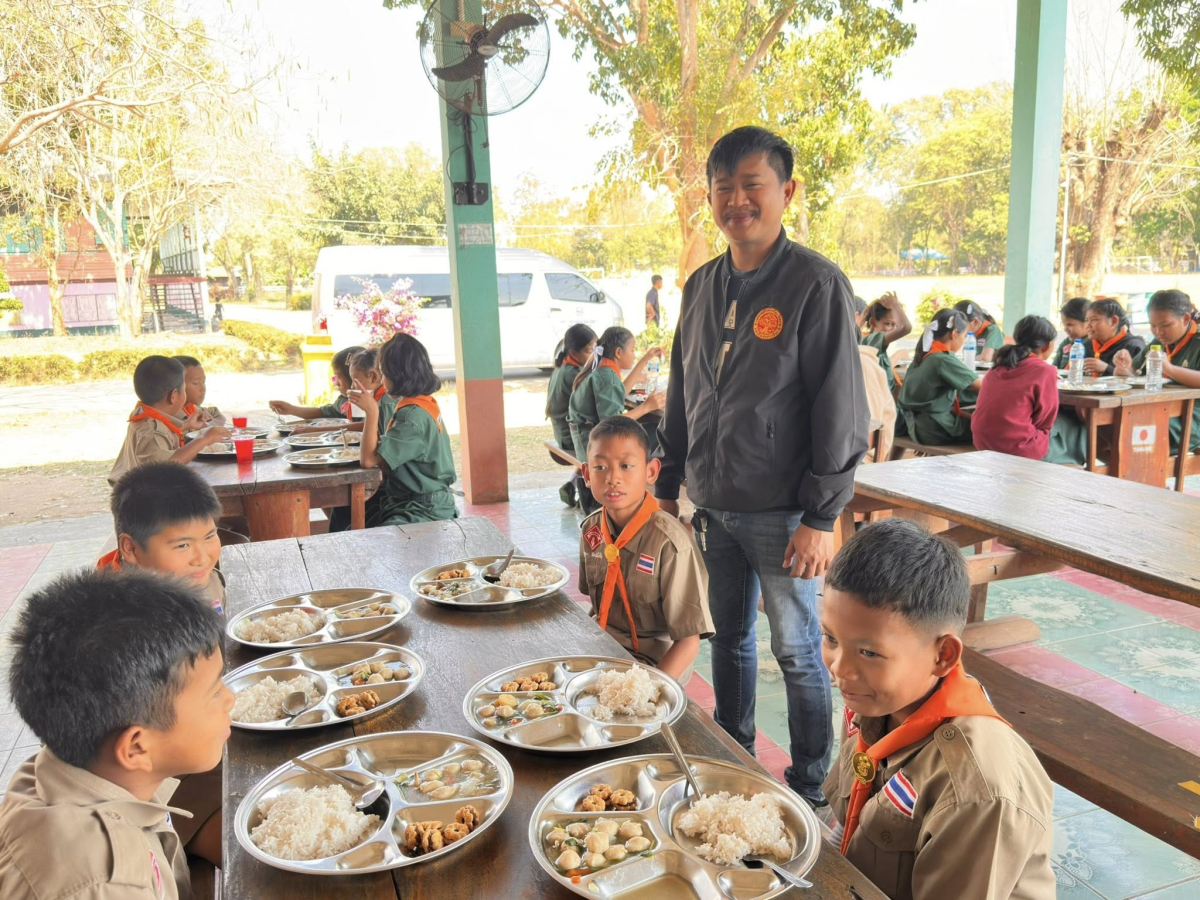 ทศบาลตำบลไทรโยง -ไชยวาล นำโดยนายสุรัน จันทร์สง่า นายกเทศมนตรีฯ พร้อมด้วยนางสาวสุดใจ ศรีระกิ่ง ปลัดเทศบาล จ่าเอกสมโภชน์ อินทรงรัมย์ รองปลัดเทศบาล นางเรณู นาคหนองหาญ หัวหน้าสำนักปลัดเทศบาล และคณะกรรมการติดตามและประเมินผลการดำเนินงานโครงการอาหารกลางวัน ของสถานศึกษาในสังกัดและในพื้นที่เทศบาลตำบลไทรโยง-ไชยวาล