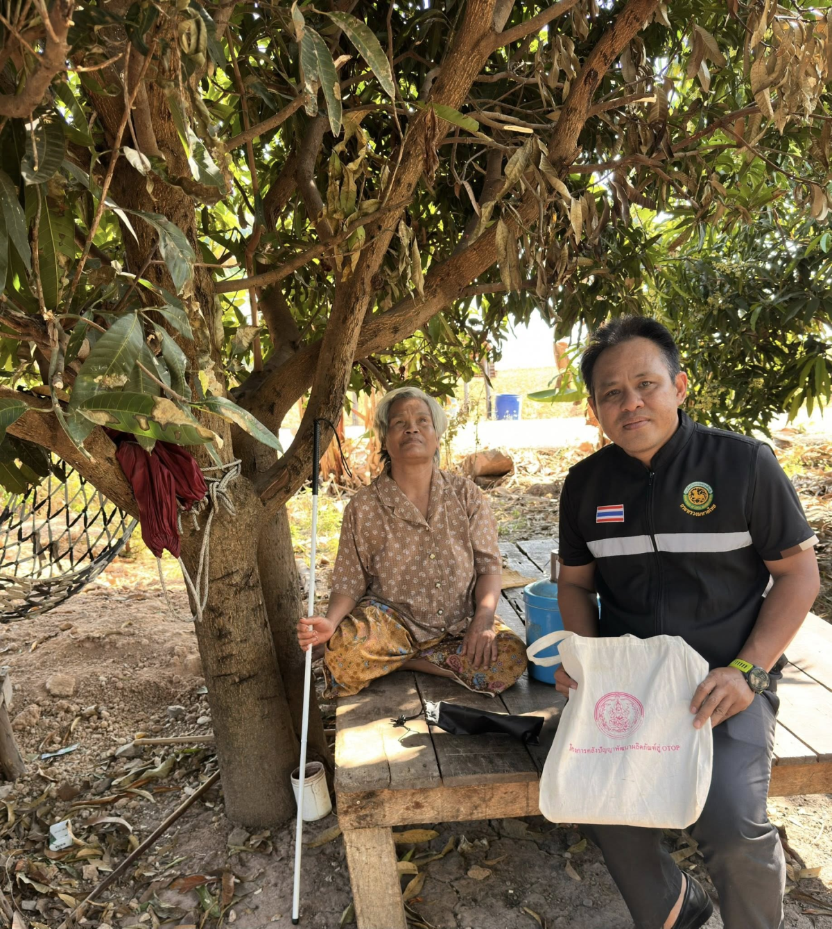 เทศบาลตำบลไทรโยง-ไชยวาล ภายใต้การนำของ นายสุรัน จันทร์สง่า นายกเทศมนตรีตำบลไทรโยง-ไชยวาล มอบหมายให้นายไพฑูรย์ หัสครบุรี รองนายกเทศมนตรีฯ พร้อมด้วยจ่าเอกสมโภชน์ อินทรงรัมย์ รองปลัดเทศบาลฯ นางเรณู นาคหนองหาญ หัวหน้าสำนักปลัดเทศบาลฯ และเจ้าหน้าที่งานสวัสดิการสังคม ร่วมมอบไม้เท้าขาวให้คนพิการทางการเห็นในเขตพื้นที่เทศบาลฯ ที่สมควรได้รับการช่วยเหลือต่อการดำเนินชีวิตประจำวันที่ดียิ่งขึ้น จำนวน 7 ราย