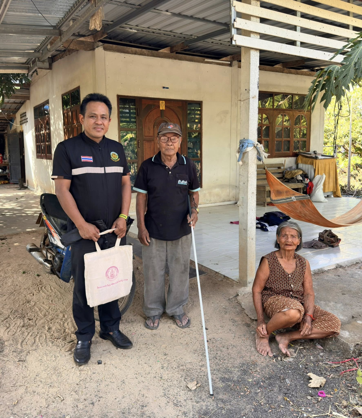 เทศบาลตำบลไทรโยง-ไชยวาล ภายใต้การนำของ นายสุรัน จันทร์สง่า นายกเทศมนตรีตำบลไทรโยง-ไชยวาล มอบหมายให้นายไพฑูรย์ หัสครบุรี รองนายกเทศมนตรีฯ พร้อมด้วยจ่าเอกสมโภชน์ อินทรงรัมย์ รองปลัดเทศบาลฯ นางเรณู นาคหนองหาญ หัวหน้าสำนักปลัดเทศบาลฯ และเจ้าหน้าที่งานสวัสดิการสังคม ร่วมมอบไม้เท้าขาวให้คนพิการทางการเห็นในเขตพื้นที่เทศบาลฯ ที่สมควรได้รับการช่วยเหลือต่อการดำเนินชีวิตประจำวันที่ดียิ่งขึ้น จำนวน 7 ราย