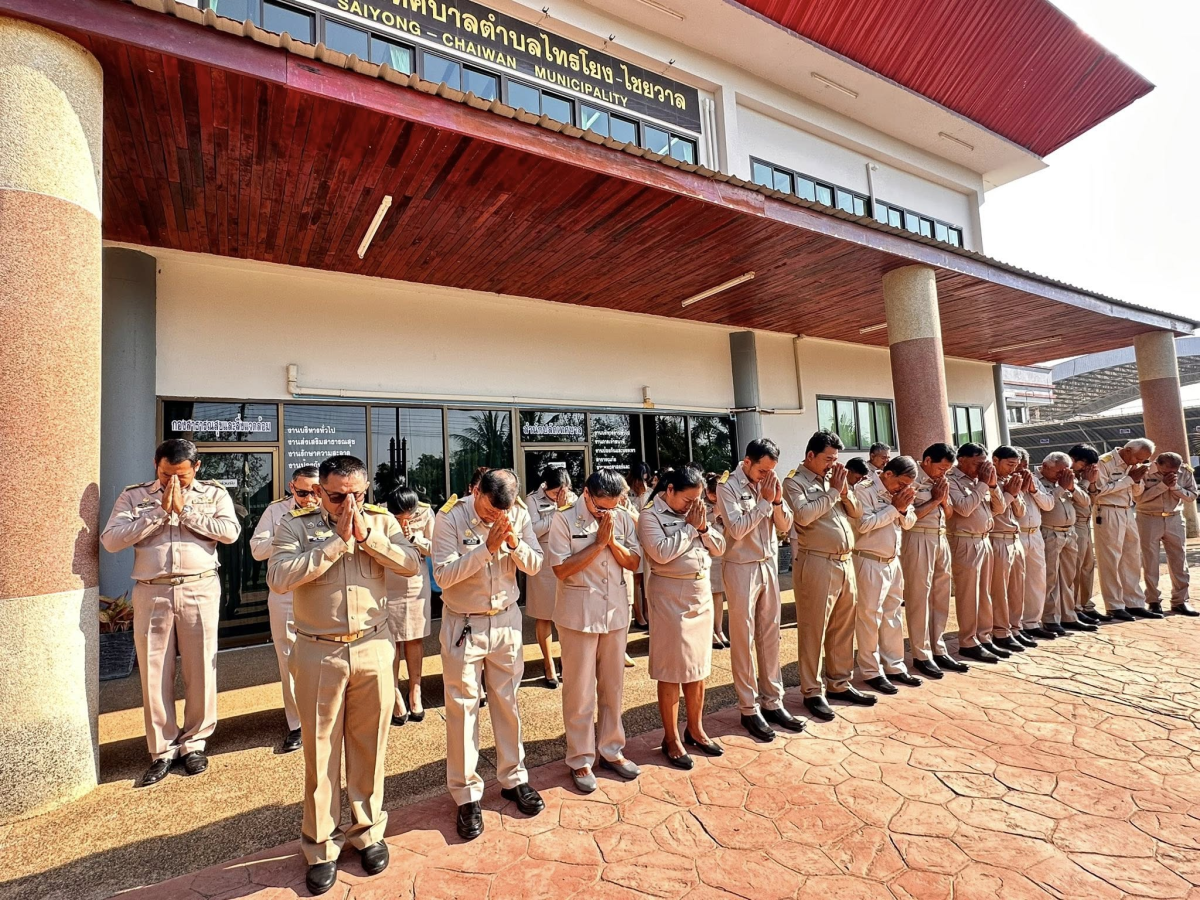 นายสุรัน จันทร์สง่า นายกเทศมนตรีตำบลไทรโยง-ไชยวาล พร้อมด้วยสมาชิกสภาเทศบาล หัวหน้าส่วนราชการ และเจ้าหน้าที่เทศบาลฯ ตั้งแถวเคารพธงชาติไทย ณ บริเวณหน้าเสาธง สำนักงานเทศบาลตำบลไทรโยง-ไชยวาล