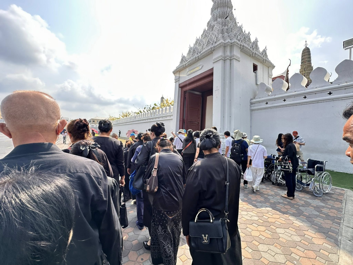 เทศบาลตำบลไทรโยง-ไชยวาล นำโดยนายสุรัน จันทร์สง่า นายกเทศมนตรีฯ พร้อมด้วยคณะผู้บริหาร สมาชิกสภาเทศบาล รองปลัดเทศบาล หัวหน้าส่วนราชการ พนักงานเทศบาล ผู้นำท้องทึ่ ผู้นำชุมชน และประชาชนในเขตพื้นที่เทศบาลตำบลไทรโยง-ไชยวาล เข้าร่วมกิจกรรม “การเดินทางเข้ากราบถวายบังคมพระบรมศพ สมเด็จพระนางเจ้าสิริกิติ์ พระบรมราชินีนาถ พระบรมราชชนนีพันปีหลวง” ประจำปี 2569