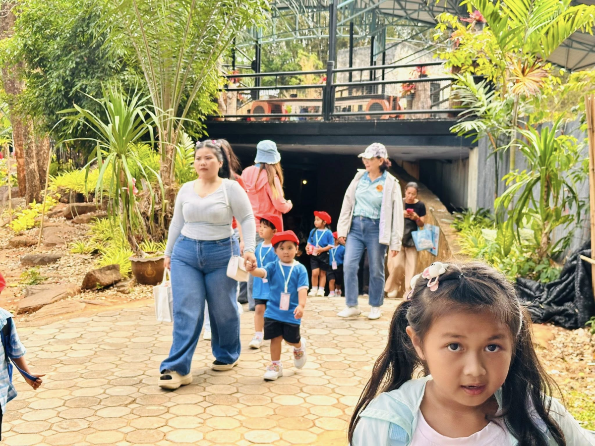 นายสุรัน จันทร์สง่า นายกเทศมนตรีตำบลไทรโยง-ไชยวาล พร้อมด้วยสมาชิกสภาเทศบาลฯ ปลัดเทศบาลฯ รองปลัดเทศบาลฯ เจ้าหน้าที่กองการศึกษา คณะคุณครู พนักงานเทศบาล ผู้ปกครอง และเด็กนักเรียนของศูนย์พัฒนาเด็กเล็กเทศบาลตำบลไทรโยง-ไชยวาล ได้เข้าร่วมโครงการศึกษาแหล่งเรียนรู้ ประจำปีงบประมาณ 2569 ณ สวนสัตว์นครราชสีมา