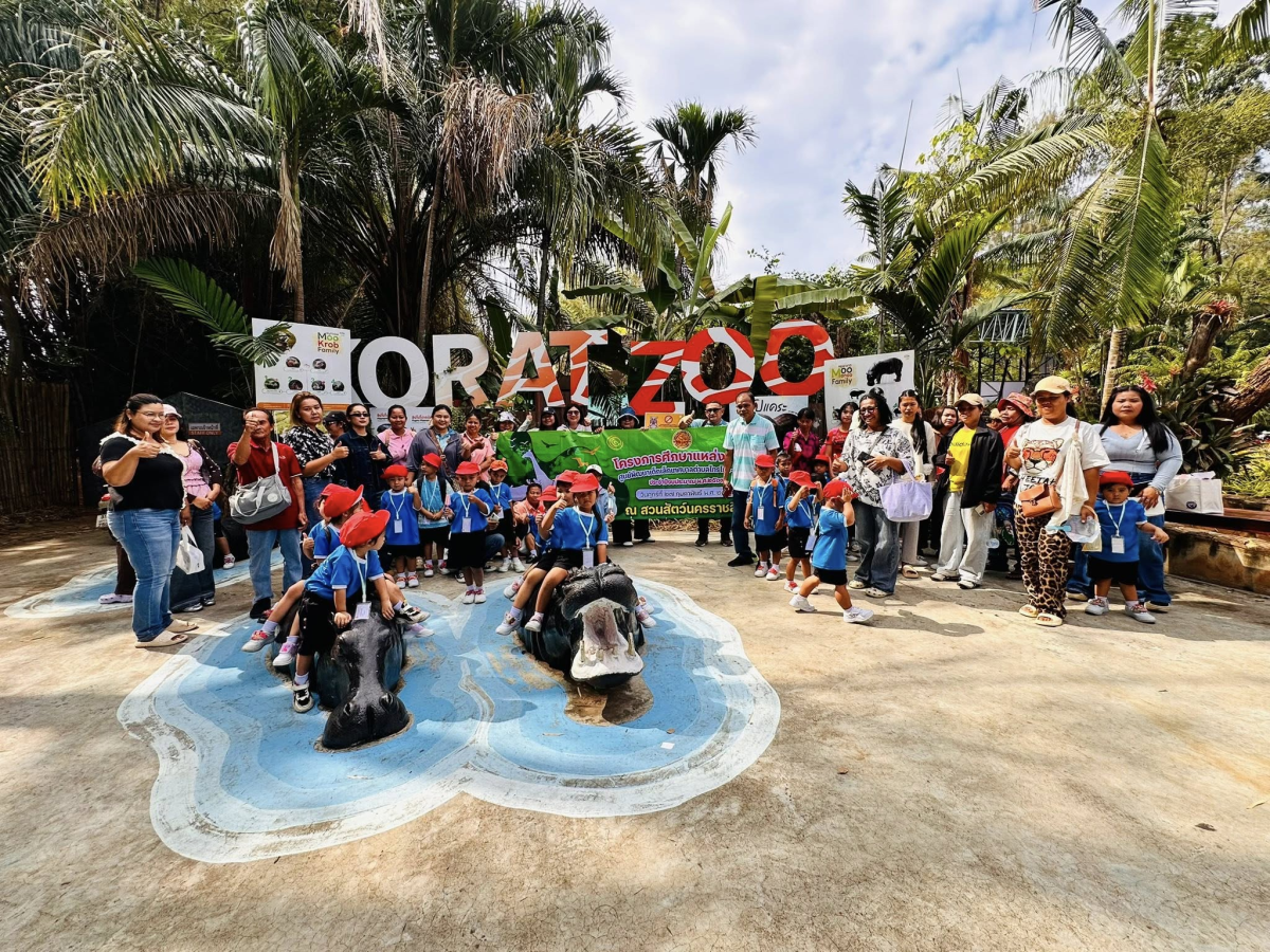 นายสุรัน จันทร์สง่า นายกเทศมนตรีตำบลไทรโยง-ไชยวาล พร้อมด้วยสมาชิกสภาเทศบาลฯ ปลัดเทศบาลฯ รองปลัดเทศบาลฯ เจ้าหน้าที่กองการศึกษา คณะคุณครู พนักงานเทศบาล ผู้ปกครอง และเด็กนักเรียนของศูนย์พัฒนาเด็กเล็กเทศบาลตำบลไทรโยง-ไชยวาล ได้เข้าร่วมโครงการศึกษาแหล่งเรียนรู้ ประจำปีงบประมาณ 2569 ณ สวนสัตว์นครราชสีมา