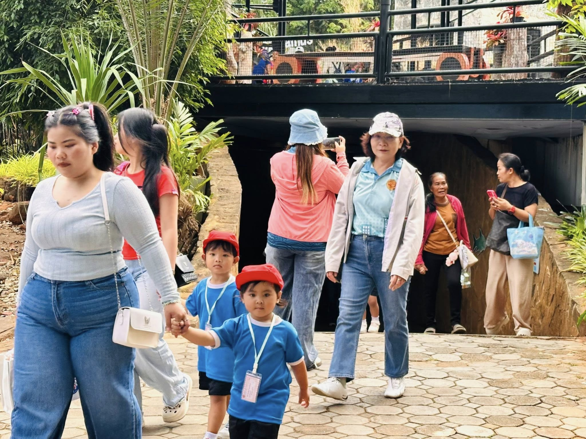 นายสุรัน จันทร์สง่า นายกเทศมนตรีตำบลไทรโยง-ไชยวาล พร้อมด้วยสมาชิกสภาเทศบาลฯ ปลัดเทศบาลฯ รองปลัดเทศบาลฯ เจ้าหน้าที่กองการศึกษา คณะคุณครู พนักงานเทศบาล ผู้ปกครอง และเด็กนักเรียนของศูนย์พัฒนาเด็กเล็กเทศบาลตำบลไทรโยง-ไชยวาล ได้เข้าร่วมโครงการศึกษาแหล่งเรียนรู้ ประจำปีงบประมาณ 2569 ณ สวนสัตว์นครราชสีมา