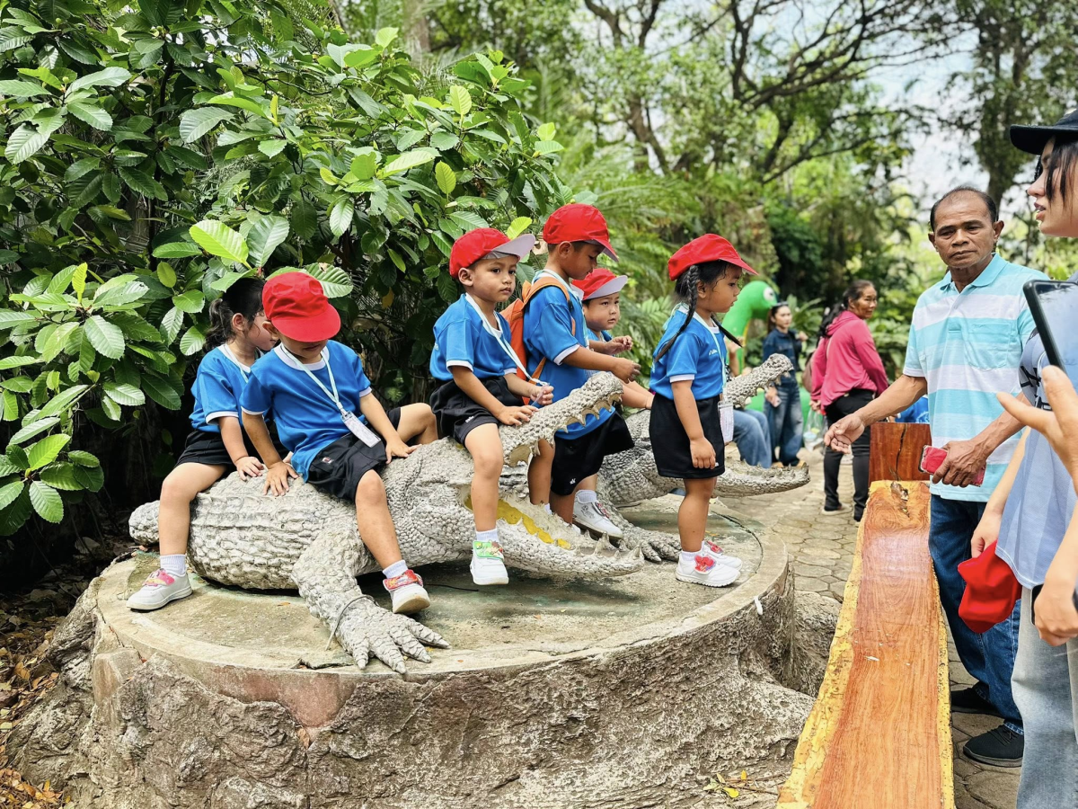 นายสุรัน จันทร์สง่า นายกเทศมนตรีตำบลไทรโยง-ไชยวาล พร้อมด้วยสมาชิกสภาเทศบาลฯ ปลัดเทศบาลฯ รองปลัดเทศบาลฯ เจ้าหน้าที่กองการศึกษา คณะคุณครู พนักงานเทศบาล ผู้ปกครอง และเด็กนักเรียนของศูนย์พัฒนาเด็กเล็กเทศบาลตำบลไทรโยง-ไชยวาล ได้เข้าร่วมโครงการศึกษาแหล่งเรียนรู้ ประจำปีงบประมาณ 2569 ณ สวนสัตว์นครราชสีมา