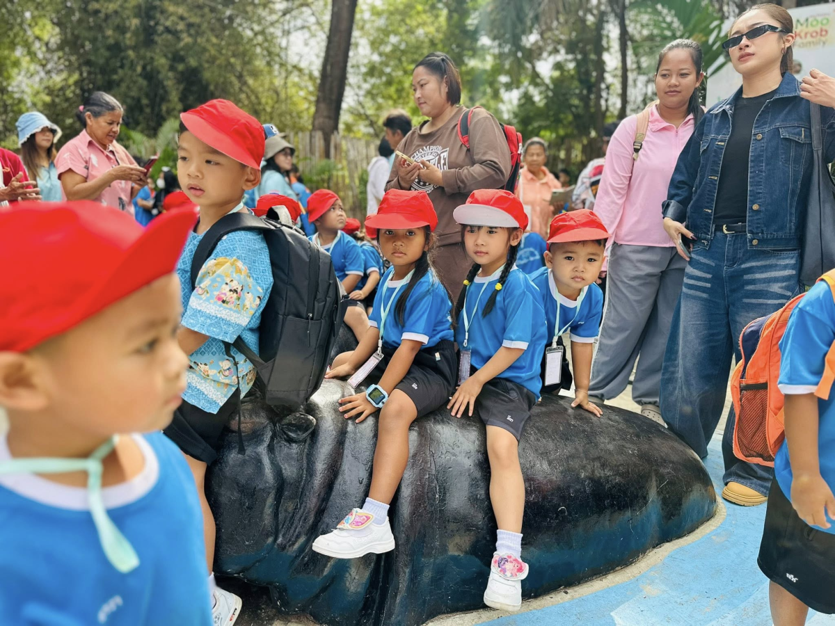 นายสุรัน จันทร์สง่า นายกเทศมนตรีตำบลไทรโยง-ไชยวาล พร้อมด้วยสมาชิกสภาเทศบาลฯ ปลัดเทศบาลฯ รองปลัดเทศบาลฯ เจ้าหน้าที่กองการศึกษา คณะคุณครู พนักงานเทศบาล ผู้ปกครอง และเด็กนักเรียนของศูนย์พัฒนาเด็กเล็กเทศบาลตำบลไทรโยง-ไชยวาล ได้เข้าร่วมโครงการศึกษาแหล่งเรียนรู้ ประจำปีงบประมาณ 2569 ณ สวนสัตว์นครราชสีมา