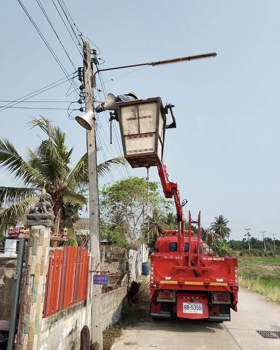 เทศบาลตำบลไทรโยง-ไชยวาล ภายใต้การนำของนายสุรัน จันทร์สง่า นายกเทศมนตรีตำบลไทรโยง-ไชยวาล มอบหมายให้เจ้าหน้าที่กองช่าง เจ้าหน้าที่กองสาธารณสุขฯ และเจ้าหน้าที่งานป้องกันฯ เพื่อดำเนินงานตามภารกิจที่เกี่ยวข้อง พร้อมทั้งดำเนินงานตามคำร้องขอความช่วยเหลือของพ่อ แม่ พี่น้อง ประชาชนในเขตพื้นที่เทศบาลฯ