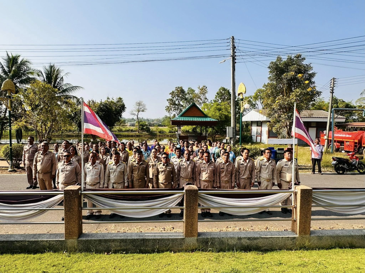 เทศบาลตำบลไทรโยง-ไชยวาล นำโดย นายสุรัน จันทร์สง่า นายกเทศมนตรีตำบลไทรโยง-ไชยวาล พร้อมด้วยคณะผู้บริหาร สมาชิกสภาเทศบาล ข้าราชการ พนักงานเทศบาล และคณะกรรมการชุมชน ตั้งแถวเคารพธงชาติไทย ณ บริเวณหน้าเสาธง สำนักงานเทศบาลตำบลไทรโยง-ไชยวาล เพื่อแสดงความจงรักภักดีต่อสถาบันหลัก (ชาติ ศาสนา พระมหากษัตริย์) ปลูกจิตสำนึกในการมีระเบียบวินัย และเตรียมความพร้อมก่อนปฏิบัติราชการ