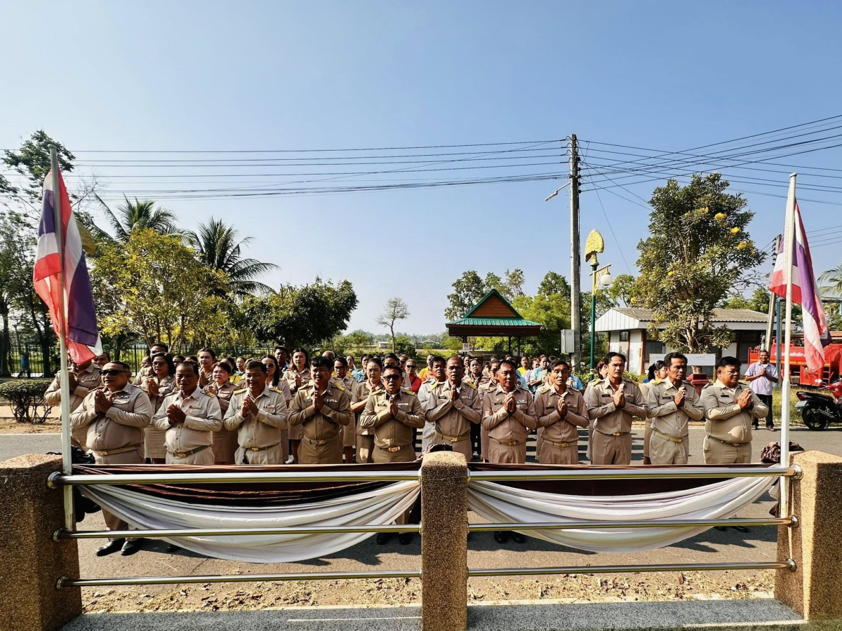 เทศบาลตำบลไทรโยง-ไชยวาล นำโดย นายสุรัน จันทร์สง่า นายกเทศมนตรีตำบลไทรโยง-ไชยวาล พร้อมด้วยคณะผู้บริหาร สมาชิกสภาเทศบาล ข้าราชการ พนักงานเทศบาล และคณะกรรมการชุมชน ตั้งแถวเคารพธงชาติไทย ณ บริเวณหน้าเสาธง สำนักงานเทศบาลตำบลไทรโยง-ไชยวาล เพื่อแสดงความจงรักภักดีต่อสถาบันหลัก (ชาติ ศาสนา พระมหากษัตริย์) ปลูกจิตสำนึกในการมีระเบียบวินัย และเตรียมความพร้อมก่อนปฏิบัติราชการ
