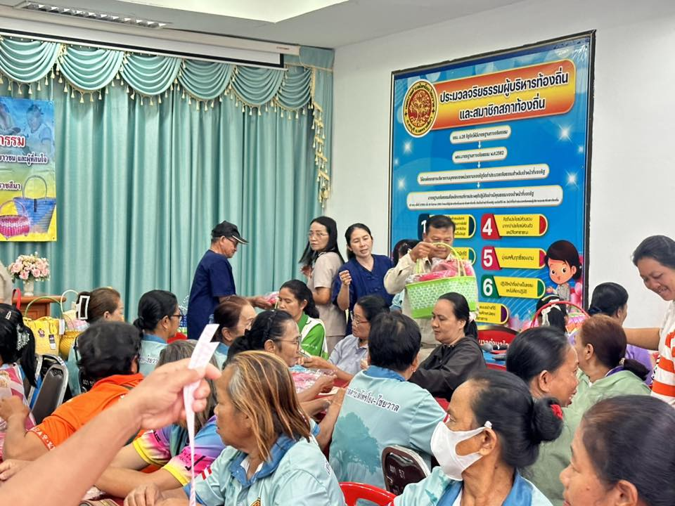 เทศบาลตำบลไทรโยง-ไชยวาล นำโดยนายสุรัน จันทร์สง่า นายกเทศมนตรีตำบลไทรโยง-ไชยวาล เป็นประธานในการฝึกอบรมส่งเสริมกลุ่มอาชีพด้านหัตถกรรม โดยการทำตะกร้าสานจากพลาสติก ให้แก่ประชาชนทั่วไป กลุ่มสตรี กลุ่มผู้สูงอายุ คนพิการ เยาวชนและผู้สนใจ ประจำปีงบประมาณ 2569