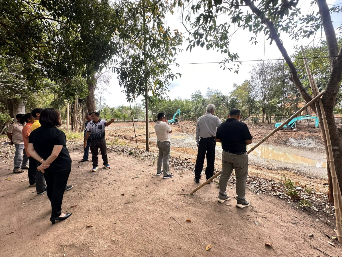 นายสุรัน จันทร์สง่า นายกเทศมนตรีตำบลไทรโยง-ไชยวาล พร้อมด้วยผู้บริหาร สมาชิกสภาเทศบาล ปลัดเทศบาล รองปลัดเทศบาล รักษาการผอ.กองช่าง ร่วมกับเจ้าหน้าที่สำนักงานพัฒนาภาค 5 หน่วยบัญชาการทหารพัฒนา กองบัญชาการกองทัพไทย ลงพื้นที่ตรวจสอบการดำเนินงานการขุดลอกสระน้ำ เพื่อใช้เป็นแหล่งกักเก็บน้ำของเทศบาลตำบลไทรโยง-ไชยวาล ณ จุดบริเวณสระน้ำวัดป่าหิมพานต์