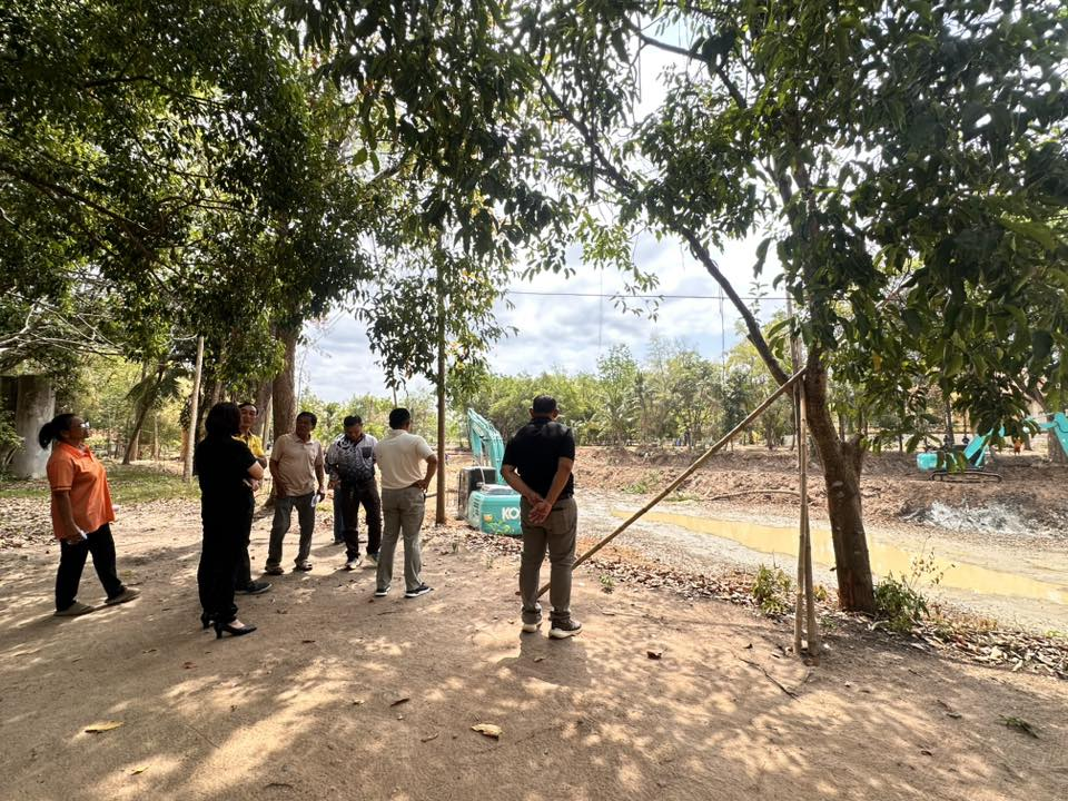 นายสุรัน จันทร์สง่า นายกเทศมนตรีตำบลไทรโยง-ไชยวาล พร้อมด้วยผู้บริหาร สมาชิกสภาเทศบาล ปลัดเทศบาล รองปลัดเทศบาล รักษาการผอ.กองช่าง ร่วมกับเจ้าหน้าที่สำนักงานพัฒนาภาค 5 หน่วยบัญชาการทหารพัฒนา กองบัญชาการกองทัพไทย ลงพื้นที่ตรวจสอบการดำเนินงานการขุดลอกสระน้ำ เพื่อใช้เป็นแหล่งกักเก็บน้ำของเทศบาลตำบลไทรโยง-ไชยวาล ณ จุดบริเวณสระน้ำวัดป่าหิมพานต์