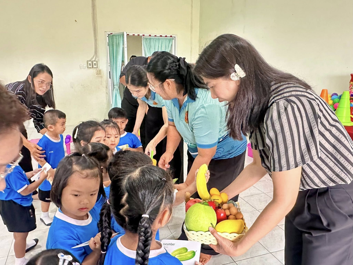 นายสุรัน จันทร์สง่า นายกเทศมนตรีตำบลไทรโยง-ไชยวาล พร้อมด้วยรองนายกเทศมนตรีฯ ปลัดเทศบาล รองปลัดเทศบาล หัวหน้าส่วนราชการ เข้าร่วมในกิจกรรมโครงการส่งเสริมพัฒนาการเด็กปฐมวัย ด้วยทักษะสมอง EF (Executive Functions) ของเด็กนักเรียนศูนย์พัฒนาเด็กเล็กเทศบาลตำบลไทรโยง-ไชยวาล เพื่อพัฒนาทักษะทางสมอง EF ของเด็กปฐมวัย ผ่านกิจกรรมที่สนุกสนาน เหมาะสมกับพัฒนาการและสามารถนำไปประยุกต์ใช้ในชีวิตประจำวันได้ ซึ่งมีการแบ่งกิจกรรมต่างๆ สำหรับให้เด็กๆได้ฝึกและเรียนรู้ ตามฐาน