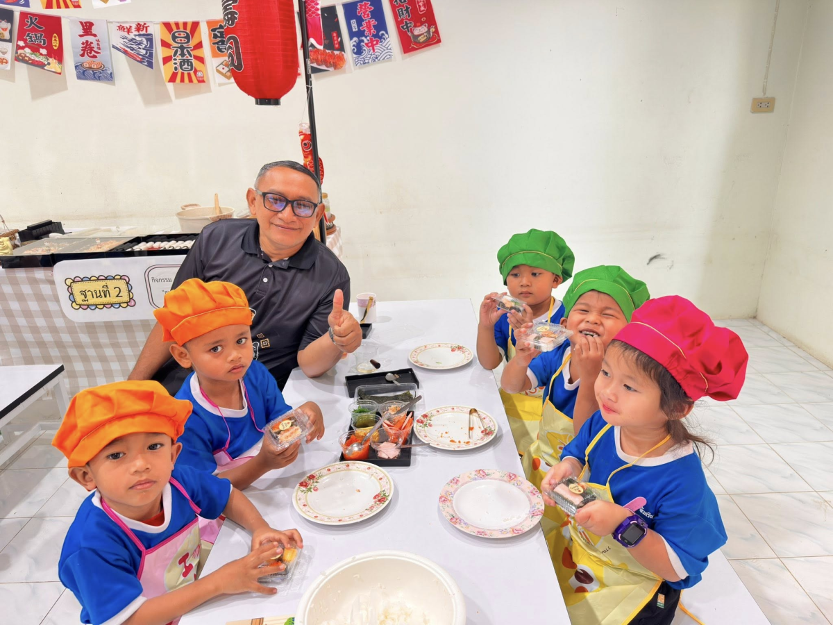 นายสุรัน จันทร์สง่า นายกเทศมนตรีตำบลไทรโยง-ไชยวาล พร้อมด้วยรองนายกเทศมนตรีฯ ปลัดเทศบาล รองปลัดเทศบาล หัวหน้าส่วนราชการ เข้าร่วมในกิจกรรมโครงการส่งเสริมพัฒนาการเด็กปฐมวัย ด้วยทักษะสมอง EF (Executive Functions) ของเด็กนักเรียนศูนย์พัฒนาเด็กเล็กเทศบาลตำบลไทรโยง-ไชยวาล เพื่อพัฒนาทักษะทางสมอง EF ของเด็กปฐมวัย ผ่านกิจกรรมที่สนุกสนาน เหมาะสมกับพัฒนาการและสามารถนำไปประยุกต์ใช้ในชีวิตประจำวันได้ ซึ่งมีการแบ่งกิจกรรมต่างๆ สำหรับให้เด็กๆได้ฝึกและเรียนรู้ ตามฐาน