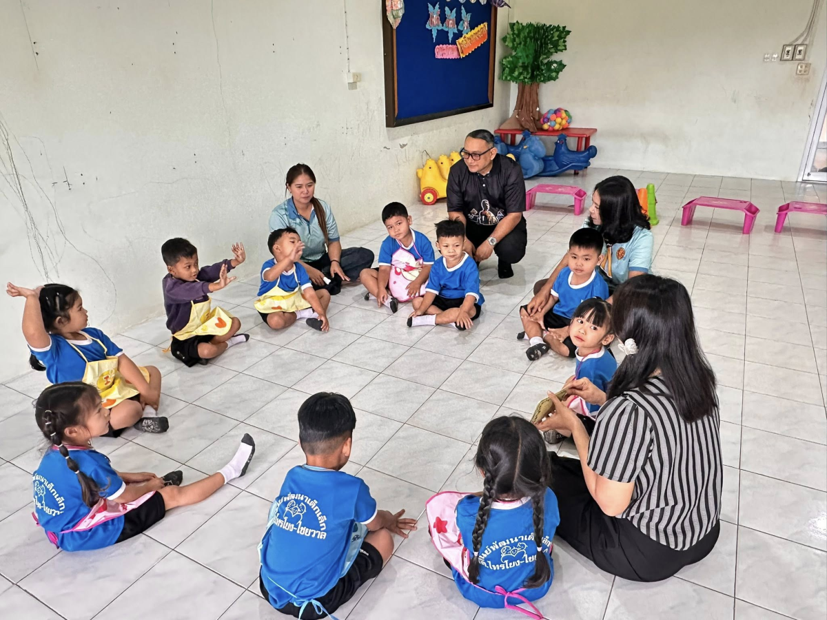 นายสุรัน จันทร์สง่า นายกเทศมนตรีตำบลไทรโยง-ไชยวาล พร้อมด้วยรองนายกเทศมนตรีฯ ปลัดเทศบาล รองปลัดเทศบาล หัวหน้าส่วนราชการ เข้าร่วมในกิจกรรมโครงการส่งเสริมพัฒนาการเด็กปฐมวัย ด้วยทักษะสมอง EF (Executive Functions) ของเด็กนักเรียนศูนย์พัฒนาเด็กเล็กเทศบาลตำบลไทรโยง-ไชยวาล เพื่อพัฒนาทักษะทางสมอง EF ของเด็กปฐมวัย ผ่านกิจกรรมที่สนุกสนาน เหมาะสมกับพัฒนาการและสามารถนำไปประยุกต์ใช้ในชีวิตประจำวันได้ ซึ่งมีการแบ่งกิจกรรมต่างๆ สำหรับให้เด็กๆได้ฝึกและเรียนรู้ ตามฐาน