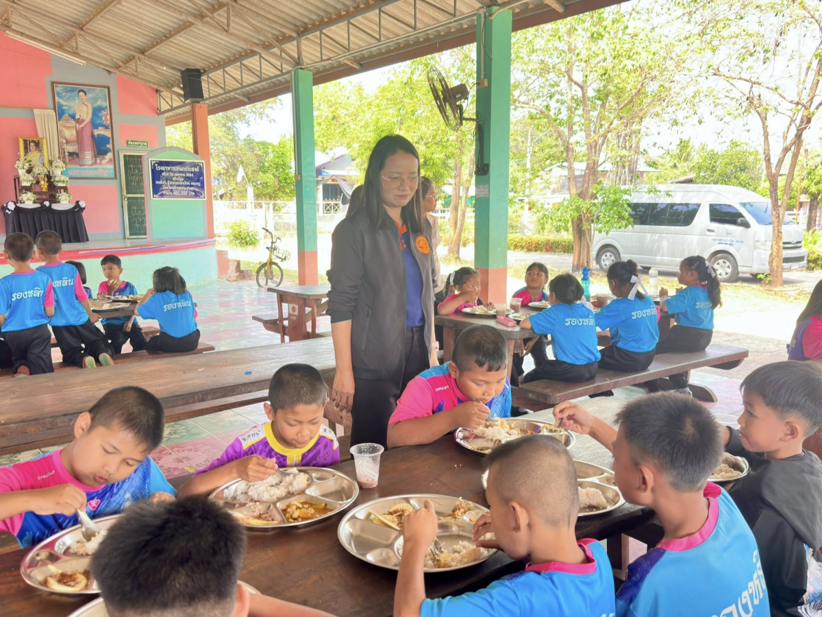 เทศบาลตำบลไทรโยง -ไชยวาล นำโดยนายสุรัน จันทร์สง่า นายกเทศมนตรีตำบลไทรโยง-ไชยวาล พร้อมด้วยจ่าเอกสมโภชน์ อินทรงรัมย์ รองปลัดเทศบาล นางเรณู นาคหนองหาญ หัวหน้าสำนักปลัดเทศบาล และคณะกรรมการติดตามและประเมินผลการดำเนินงานโครงการอาหารกลางวัน ของสถานศึกษาในสังกัดและในพื้นที่เทศบาลตำบลไทรโยง-ไชยวาล ได้ออกตรวจเยี่ยมและตรวจสอบการจัดทำอาหารกลางวันให้กับเด็กนักเรียนในพื้นที่รับผิดชอบประกอบด้วย 1.ศูนย์พัฒนาเด็กเล็กเทศบาลตำบลไทรโยง-ไชยวาล 2.โรงเรียนบ้านไชยวาล 3.โรงเรียนบ้านดอนแสนสุข