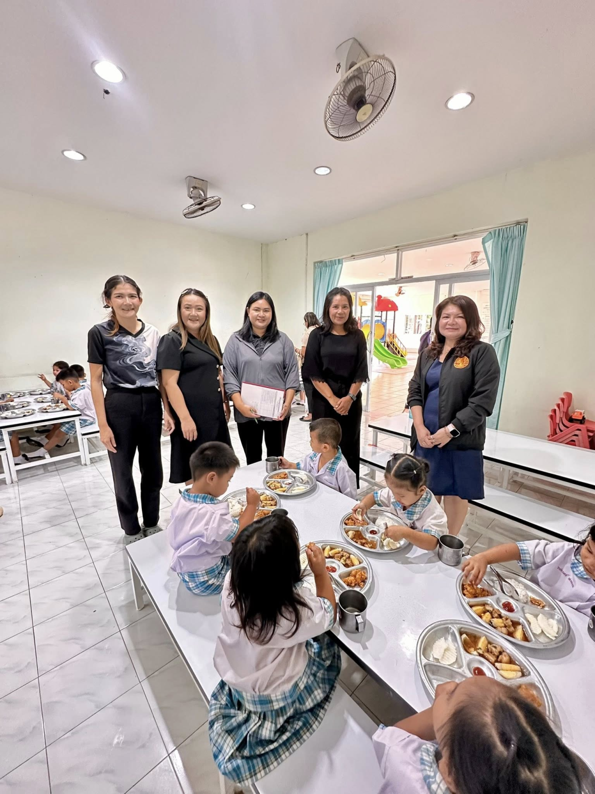 เทศบาลตำบลไทรโยง -ไชยวาล นำโดยนายสุรัน จันทร์สง่า นายกเทศมนตรีตำบลไทรโยง-ไชยวาล พร้อมด้วยจ่าเอกสมโภชน์ อินทรงรัมย์ รองปลัดเทศบาล นางเรณู นาคหนองหาญ หัวหน้าสำนักปลัดเทศบาล และคณะกรรมการติดตามและประเมินผลการดำเนินงานโครงการอาหารกลางวัน ของสถานศึกษาในสังกัดและในพื้นที่เทศบาลตำบลไทรโยง-ไชยวาล ได้ออกตรวจเยี่ยมและตรวจสอบการจัดทำอาหารกลางวันให้กับเด็กนักเรียนในพื้นที่รับผิดชอบประกอบด้วย 1.ศูนย์พัฒนาเด็กเล็กเทศบาลตำบลไทรโยง-ไชยวาล 2.โรงเรียนบ้านไชยวาล 3.โรงเรียนบ้านดอนแสนสุข