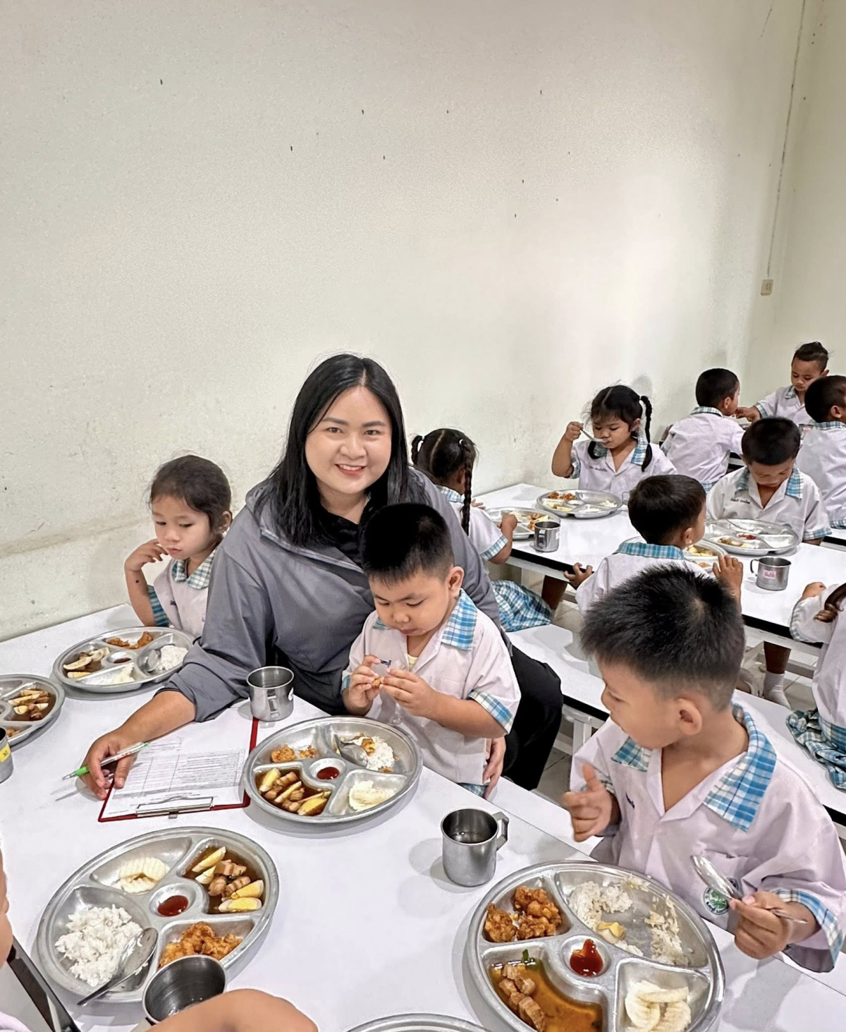 เทศบาลตำบลไทรโยง -ไชยวาล นำโดยนายสุรัน จันทร์สง่า นายกเทศมนตรีตำบลไทรโยง-ไชยวาล พร้อมด้วยจ่าเอกสมโภชน์ อินทรงรัมย์ รองปลัดเทศบาล นางเรณู นาคหนองหาญ หัวหน้าสำนักปลัดเทศบาล และคณะกรรมการติดตามและประเมินผลการดำเนินงานโครงการอาหารกลางวัน ของสถานศึกษาในสังกัดและในพื้นที่เทศบาลตำบลไทรโยง-ไชยวาล ได้ออกตรวจเยี่ยมและตรวจสอบการจัดทำอาหารกลางวันให้กับเด็กนักเรียนในพื้นที่รับผิดชอบประกอบด้วย 1.ศูนย์พัฒนาเด็กเล็กเทศบาลตำบลไทรโยง-ไชยวาล 2.โรงเรียนบ้านไชยวาล 3.โรงเรียนบ้านดอนแสนสุข