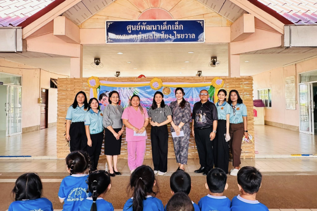 นายสุรัน จันทร์สง่า นายกเทศมนตรีตำบลไทรโยง-ไชยวาล พร้อมด้วยรองนายกเทศมนตรีฯ ปลัดเทศบาล รองปลัดเทศบาล หัวหน้าส่วนราชการ เข้าร่วมในกิจกรรมโครงการส่งเสริมพัฒนาการเด็กปฐมวัย ด้วยทักษะสมอง EF (Executive Functions) ของเด็กนักเรียนศูนย์พัฒนาเด็กเล็กเทศบาลตำบลไทรโยง-ไชยวาล เพื่อพัฒนาทักษะทางสมอง EF ของเด็กปฐมวัย ผ่านกิจกรรมที่สนุกสนาน เหมาะสมกับพัฒนาการและสามารถนำไปประยุกต์ใช้ในชีวิตประจำวันได้ ซึ่งมีการแบ่งกิจกรรมต่างๆ สำหรับให้เด็กๆได้ฝึกและเรียนรู้ ตามฐาน