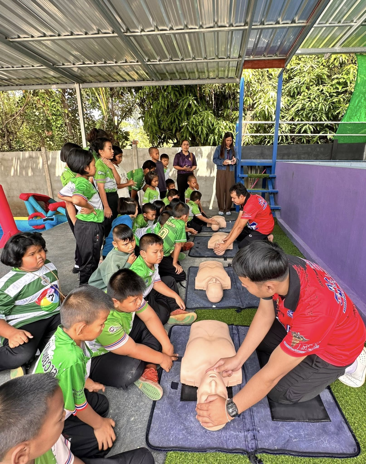 เทศบาลตำบลไทรโยง-ไชยวาล ได้จัดทำโครงการสร้างวัคซีนป้องกันเด็กจมน้ำ ประจำปีงบประมาณ 2569 ให้กับเด็กนักเรียนโรงเรียนบ้านไชยวาลและโรงเรียนบ้านดอนแสนสุข เพื่อเป็นการให้ความรู้และฝึกทักษะการช่วยเหลือตนเอง และช่วยเหลือผู้อื่นเมื่อประสบเหตุจากการจมน้ำได้อย่างถูกต้องและทันท่วงที