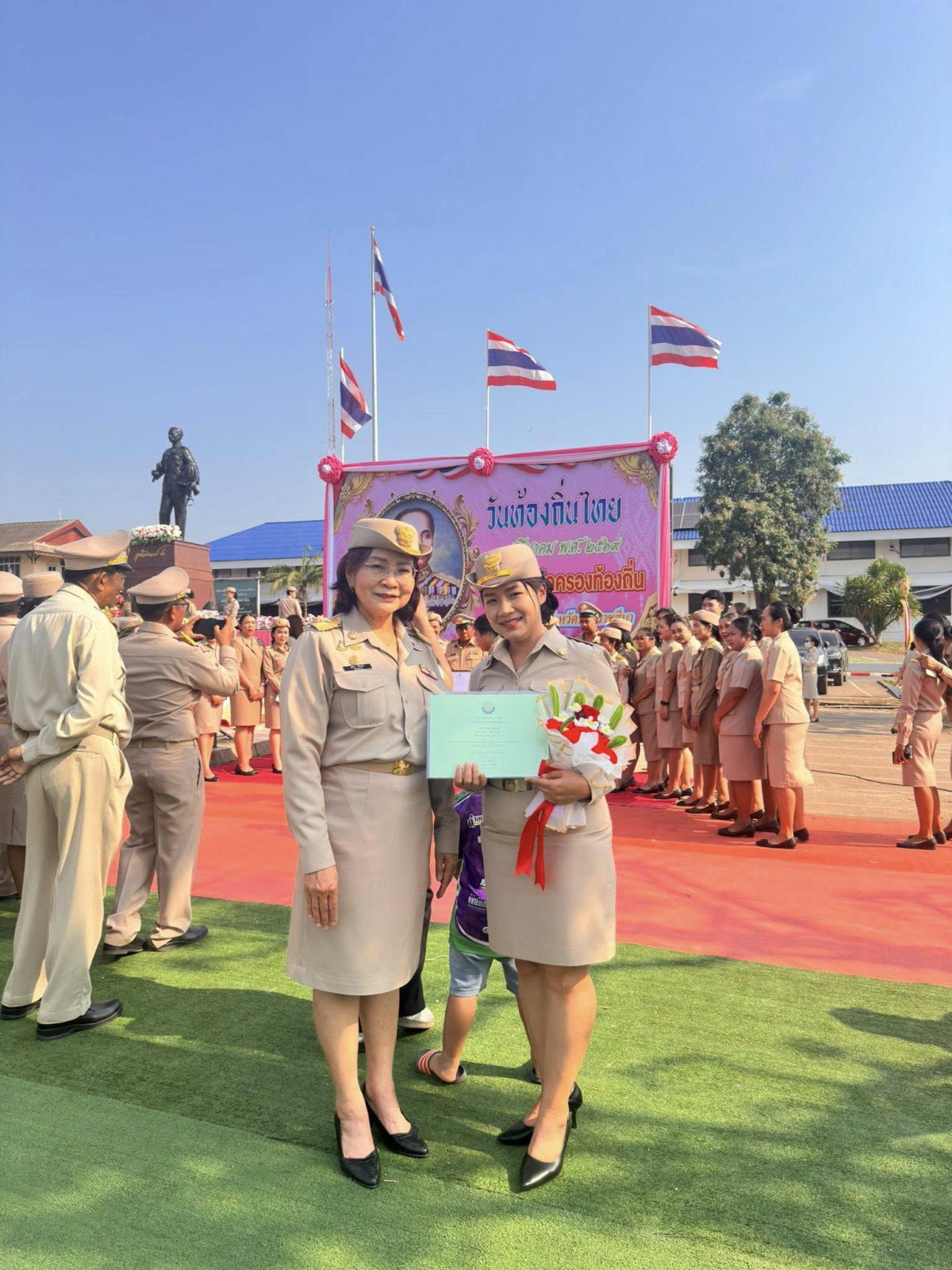 นายสุรัน จันทร์สง่า นายกเทศมนตรีตำบลไทรโยง-ไชยวาล พร้อมด้วยคณะผู้บริหาร สมาชิกสภาเทศบาล และพนักงานเทศบาล ร่วมพิธีถวายสักการะและกล่าวถวายราชสดุดีพระบาทสมเด็จพระจุลจอมเกล้าเจ้าอยู่หัว รัชกาลที่ 5 เนื่องในวันท้องถิ่นไทย