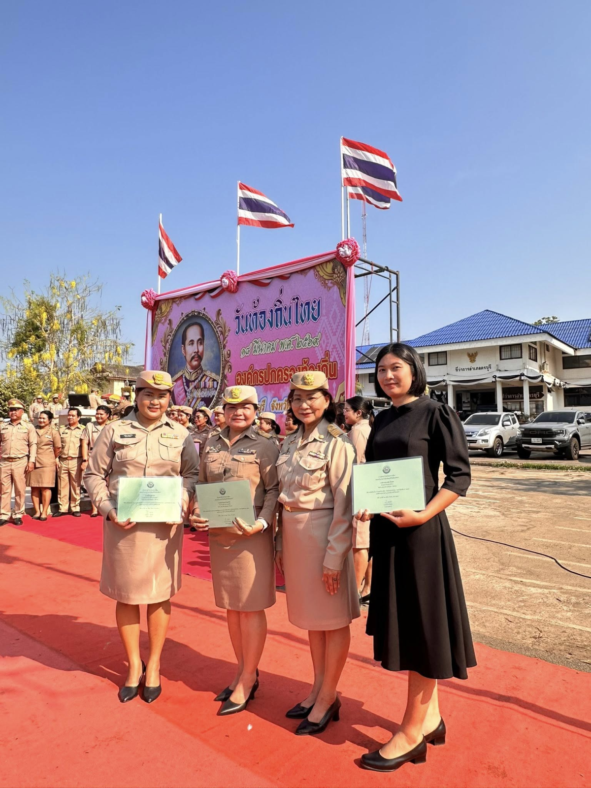 นายสุรัน จันทร์สง่า นายกเทศมนตรีตำบลไทรโยง-ไชยวาล พร้อมด้วยคณะผู้บริหาร สมาชิกสภาเทศบาล และพนักงานเทศบาล ร่วมพิธีถวายสักการะและกล่าวถวายราชสดุดีพระบาทสมเด็จพระจุลจอมเกล้าเจ้าอยู่หัว รัชกาลที่ 5 เนื่องในวันท้องถิ่นไทย