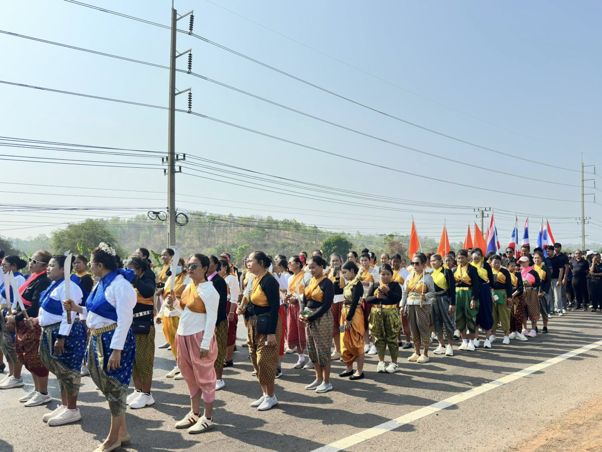นายสุรัน จันทร์สง่า นายกเทศมนตรีตำบลไทรโยง-ไชยวาล พร้อมด้วยนางสาวสุดใจ ศรีระกิ่ง ปลัดเทศบาล หัวหน้าส่วนราชการ ข้าราชการ และพนักงานเทศบาล เข้าร่วมกิจกรรมวิ่งคบไฟ 4 มุมเมือง เนื่องในวันฉลองแห่งชัยชนะของท้าวสุรนารี ประจำปี 2569