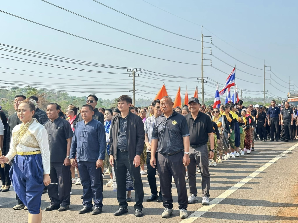 นายสุรัน จันทร์สง่า นายกเทศมนตรีตำบลไทรโยง-ไชยวาล พร้อมด้วยนางสาวสุดใจ ศรีระกิ่ง ปลัดเทศบาล หัวหน้าส่วนราชการ ข้าราชการ และพนักงานเทศบาล เข้าร่วมกิจกรรมวิ่งคบไฟ 4 มุมเมือง เนื่องในวันฉลองแห่งชัยชนะของท้าวสุรนารี ประจำปี 2569