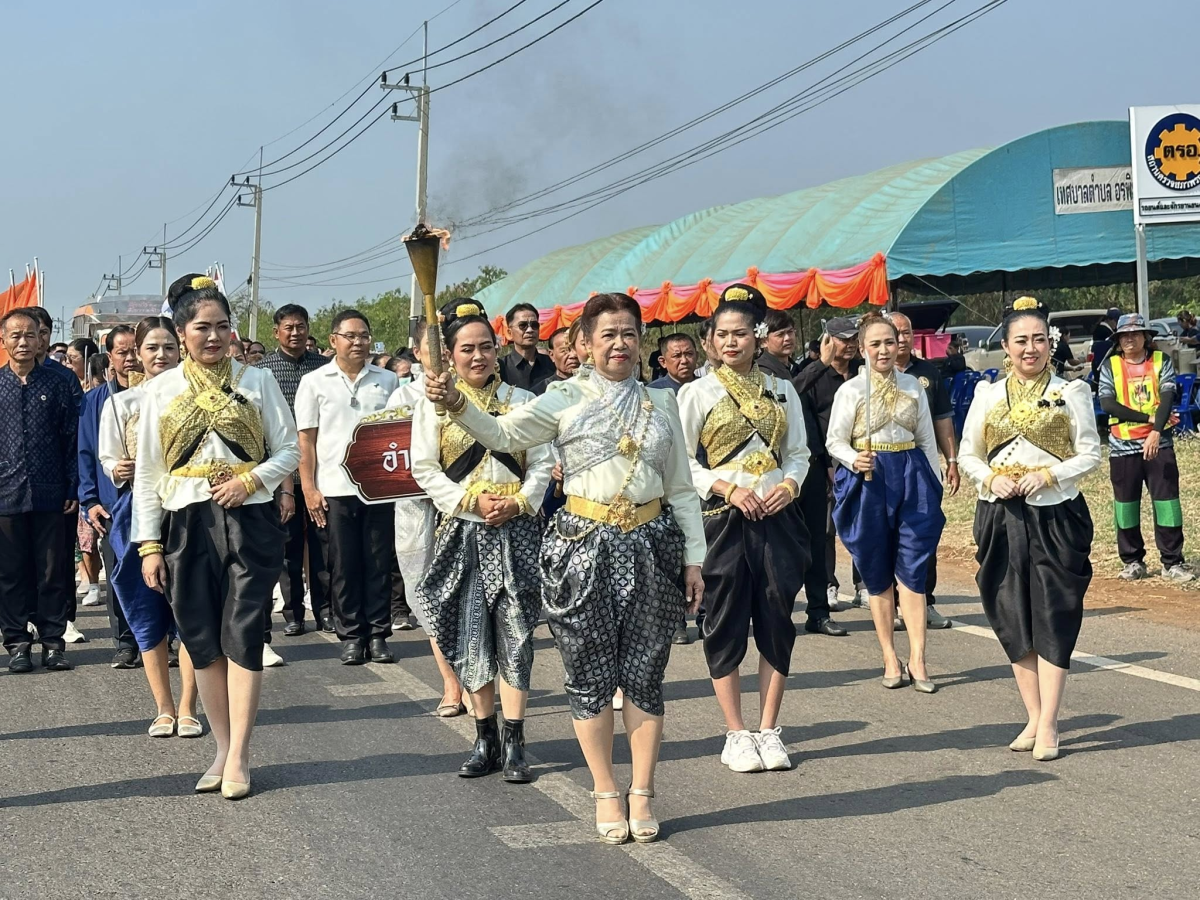นายสุรัน จันทร์สง่า นายกเทศมนตรีตำบลไทรโยง-ไชยวาล พร้อมด้วยนางสาวสุดใจ ศรีระกิ่ง ปลัดเทศบาล หัวหน้าส่วนราชการ ข้าราชการ และพนักงานเทศบาล เข้าร่วมกิจกรรมวิ่งคบไฟ 4 มุมเมือง เนื่องในวันฉลองแห่งชัยชนะของท้าวสุรนารี ประจำปี 2569