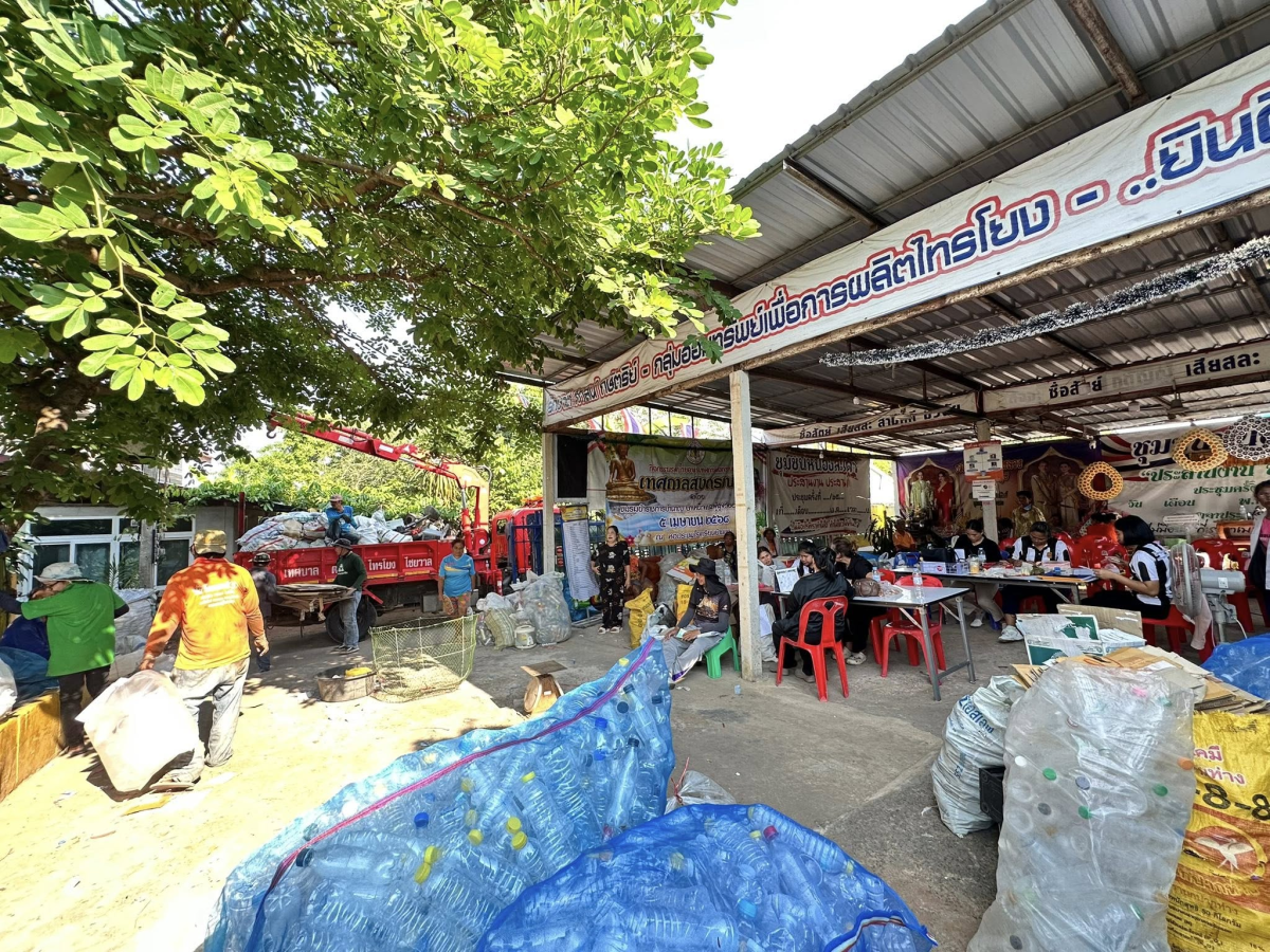 นายสุรัน จันทร์สง่า นายกเทศมนตรีตำบลไทรโยง-ไชยวาล พร้อมด้วยรองนายกเทศมนตรีฯ ปลัดเทศบาล และพนักงานเจ้าหน้าทึ่เทศบาล ร่วมเปิดโครงการธนาคารขยะเทศบาลตำบลไทรโยง – ไชยวาล ครั้งที่ 2/2569